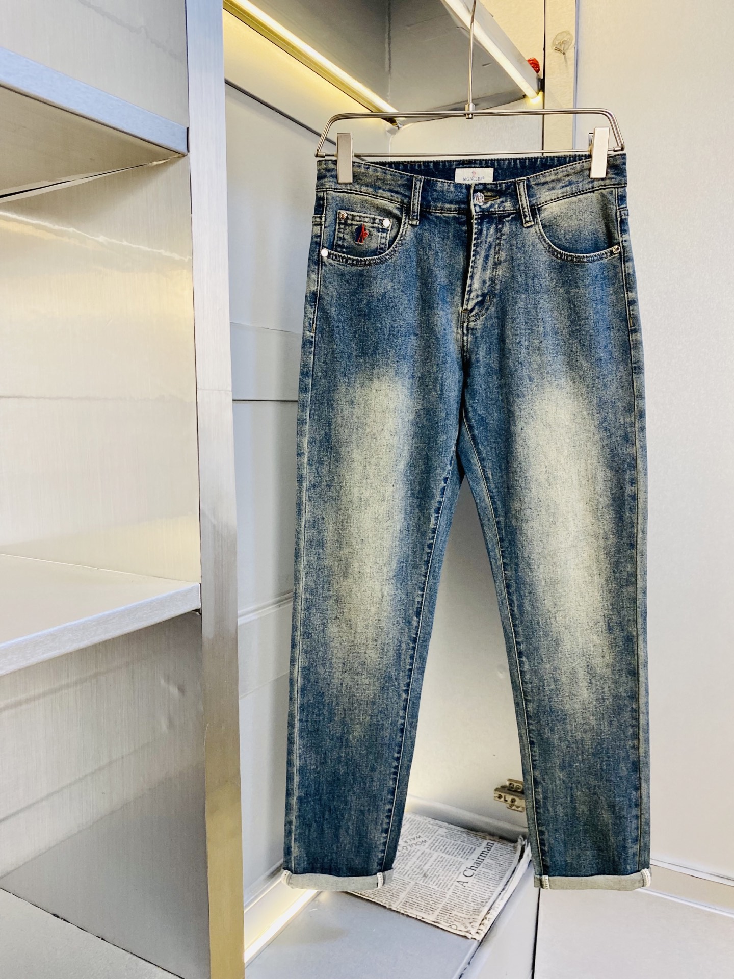 NO:773465,The original item can be worn with a 220-pound muzzle. Moncler 2026 new thin jeans are available at the counter simultaneously. Fashionable casual stretch jeans, imported original fabrics, comfortable and breathable upper body, top-notch craftsmanship hardware accessories. Extremely high grade, super correct fit, fashionable and stylish upper body!  A wardrobe essential!  Size 29-40,,Moncler,jeans,19860909原单货 可穿220斤蒙口Moncler 2026薄款牛仔裤新款专柜同步有售,时尚休闲裤弹力牛仔裤,进口原版面料,上身舒适透气,顶级工艺五金配饰.档次极高,版型超正,上身时尚有型！衣橱必备单品！尺码29-40,,Moncler,jeans,,Men's clothing