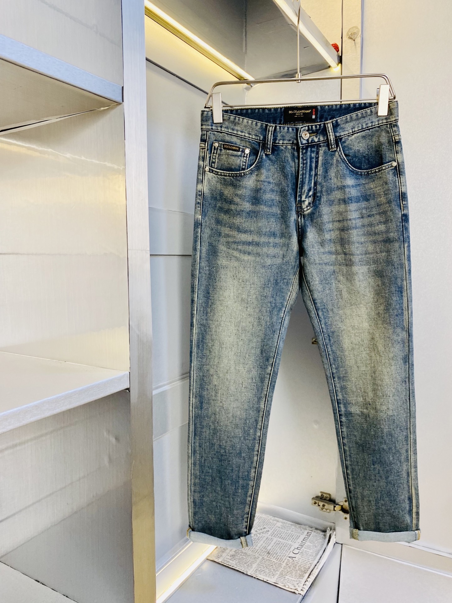 NO:773468,The original item can wear 220 pounds. Dolce & Gabbana DG 2026 new thin jeans are available at the counter at the same time. Fashionable casual stretch jeans, imported original fabrics, upper body comfortable and breathable, top-notch craftsmanship hardware accessories. Extremely high grade, super correct version, fashionable and stylish upper body!  A wardrobe essential!  Size 29-40,,Dolce&Gabbana,jeans,19860909原单货 可穿220斤杜嘉班纳DG 2026薄款牛仔裤新款专柜同步有售,时尚休闲裤弹力牛仔裤,进口原版面料,上身舒适透气,顶级工艺五金配饰.档次极高,版型超正,上身时尚有型！衣橱必备单品！尺码29-40,,Dolce&Gabbana,jeans,,Men's clothing