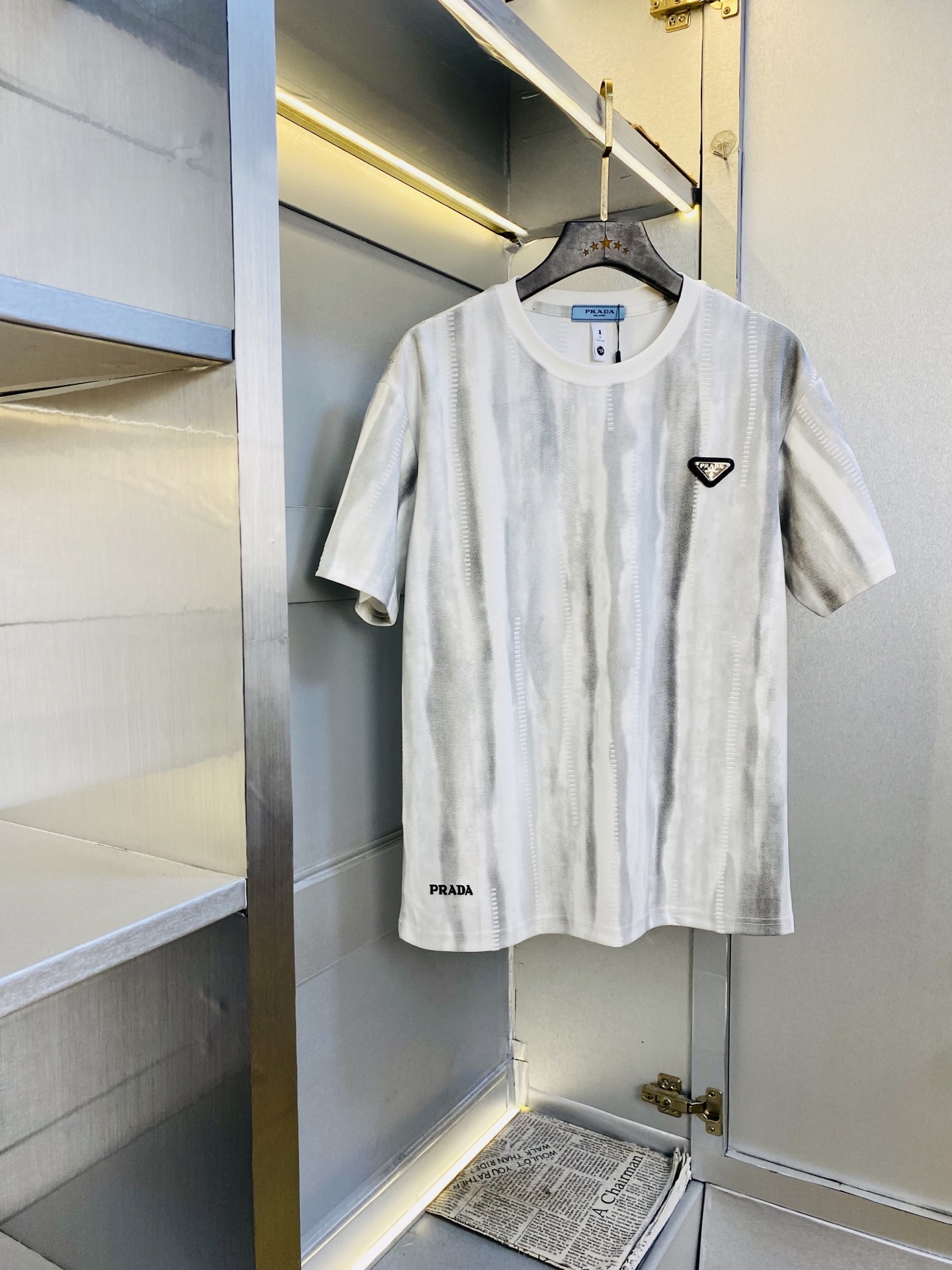 NO:773471,Wearing 190 pounds, Good news for fat people, Prada for couples, original order quality, 2026 latest short-sleeved T-shirt, selected counter custom-made top imported fabrics, all details are perfectly made, 1:1 replica, 100% authentic, original hardware, high-end customized accessories, original factory original label, the upper body effect is amazing!  The size is too large M-3XL,, prada, prada, T-shirt, tees, t-shirt,19860909穿190斤 胖子福音 情侣装普拉达Prada 原单品质 2026最新款短袖T恤 精选专柜订制顶级进口面料 所有细节做工完美1比1复刻 还原正品百分百 原版五金 高端订制辅料 原厂原标 上身效果超赞！码数偏大M-3XL,,prada,prada,T-shirt,tees，t-shirt,,Men's clothing