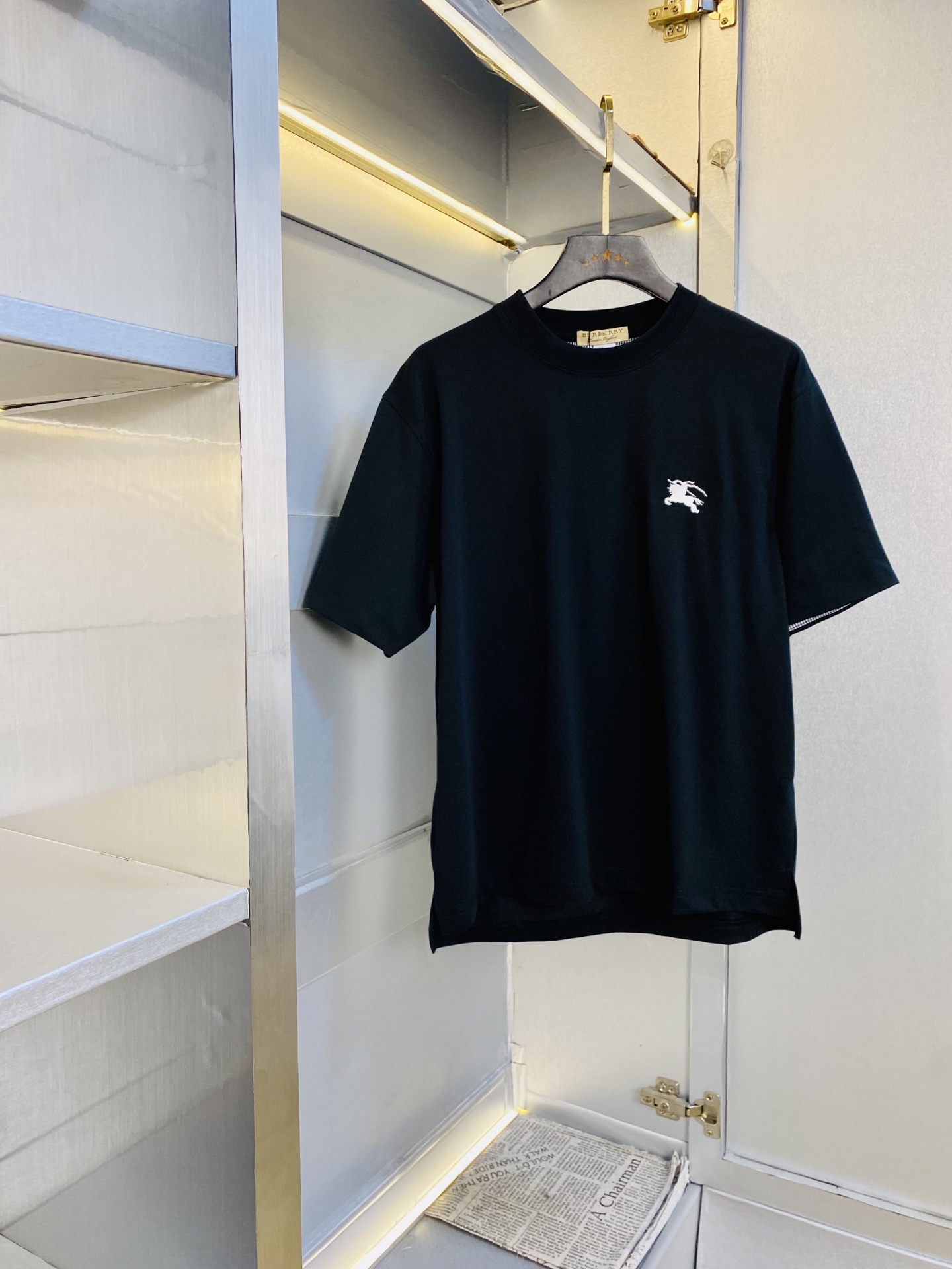 NO:842405,Wearing 190 pounds, couple outfit Burberry. Original quality. 2026 latest short-sleeved T-shirt. Selected counters to customize top-grade imported fabrics. All details are perfect and 1:1 replica. Restore 100% original. Original hardware. High-end customized accessories. Original factory original label. The upper body effect is amazing!  Size M-3XL,,burberry,burberry,T-shirt,tees,t-shirt,19860909穿190斤 情侣装巴宝莉Burberry 原单品质 2026最新款短袖T恤 精选专柜订制顶级进口面料 所有细节做工完美1比1复刻 还原正品百分百 原版五金 高端订制辅料 原厂原标 上身效果超赞！码数M-3XL,,burberry,burberry,T-shirt,tees，t-shirt,,Men's clothing