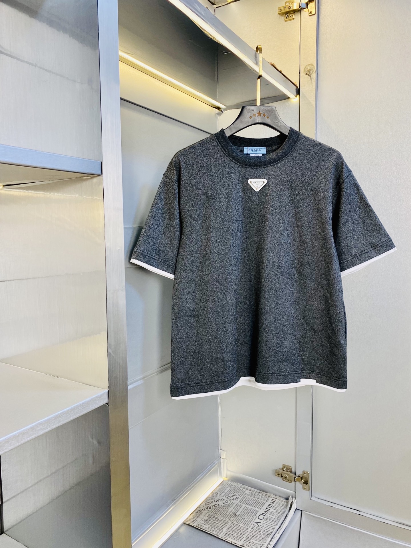 NO:842409,Wearing 190 pounds. Couple wear Prada. Original quality. 2026 latest short-sleeved T-shirt. Selected counters to customize top-grade imported fabrics. All details are perfect and 1:1 replica. Restore 100% original. Original hardware. High-end customized accessories. Original factory original label. The upper body effect is amazing!  Size M-3XL,,prada,prada,T-shirt,tees,t-shirt,19860909穿190斤 情侣装普拉达Prada 原单品质 2026最新款短袖T恤 精选专柜订制顶级进口面料 所有细节做工完美1比1复刻 还原正品百分百 原版五金 高端订制辅料 原厂原标 上身效果超赞！码数M-3XL,,prada,prada,T-shirt,tees，t-shirt,,Men's clothing