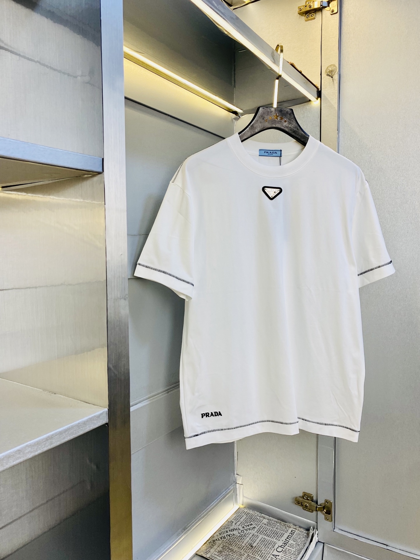 NO:773473,Wearing 190 pounds. Couple wear Prada. Original quality. 2026 latest short-sleeved T-shirt. Selected counters to customize top-grade imported fabrics. All details are perfect and 1:1 replica. Restore 100% original. Original hardware. High-end customized accessories. Original factory original label. The upper body effect is amazing!  Size M-3XL,,prada,prada,T-shirt,tees,t-shirt,19860909穿190斤 情侣装普拉达Prada 原单品质 2026最新款短袖T恤 精选专柜订制顶级进口面料 所有细节做工完美1比1复刻 还原正品百分百 原版五金 高端订制辅料 原厂原标 上身效果超赞！码数M-3XL,,prada,prada,T-shirt,tees，t-shirt,,Men's clothing