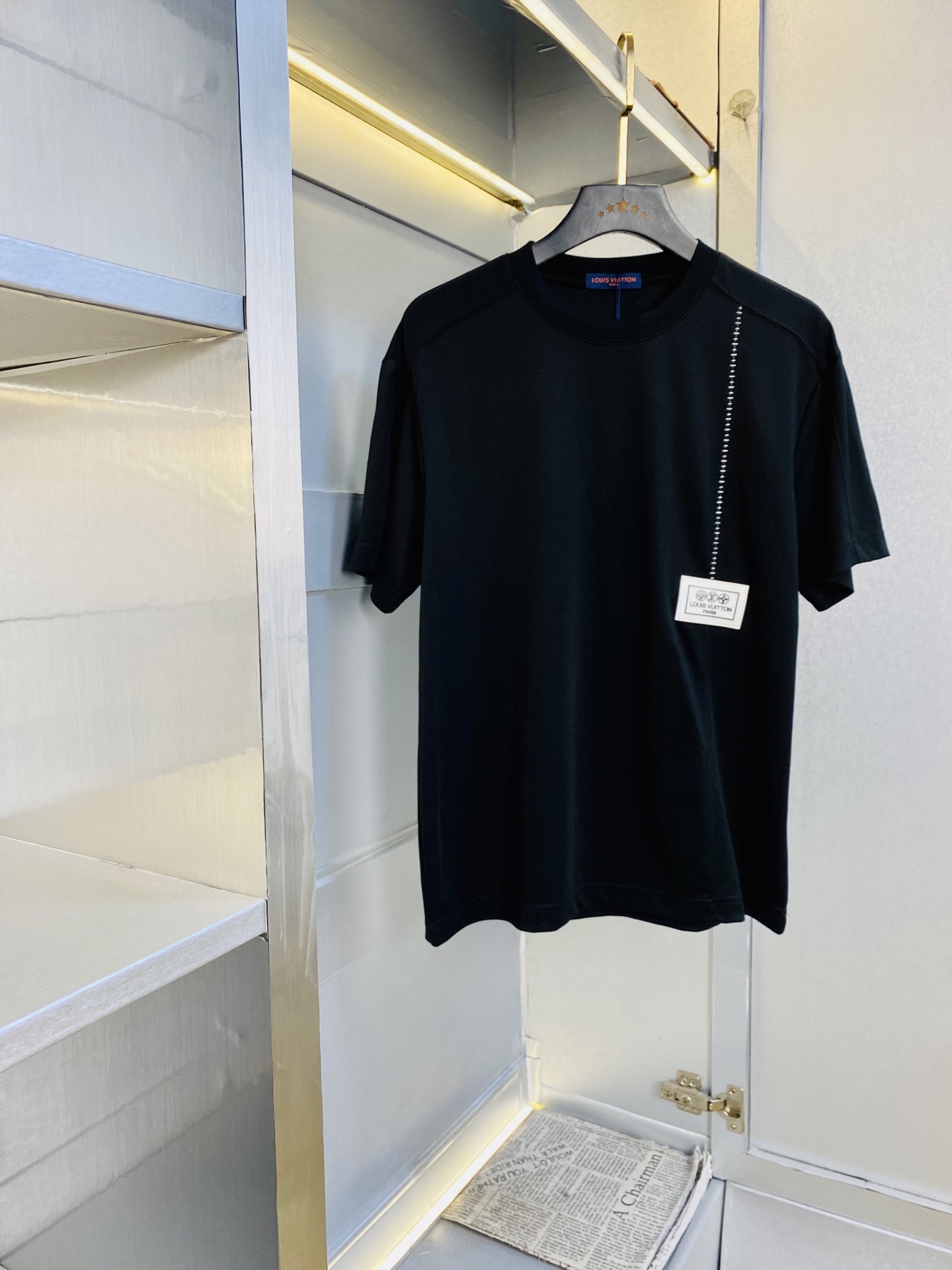 NO:773479,Wearing 190 pounds. Couple outfit Louis Vuitton Lv. Original quality. 2026 latest short-sleeved T-shirt. Selected counters to customize top imported fabrics. All details are perfectly made and reproduced 1:1. Restore to 100% authentic. Original hardware. High-end customized accessories. Original factory original label. The upper body effect is amazing!  Size M-3XL,,louis vuitton,louis vuitton,T-shirt,tees,t-shirt,19860909穿190斤 情侣装路易威登Lv 原单品质 2026最新款短袖T恤 精选专柜订制顶级进口面料 所有细节做工完美1比1复刻 还原正品百分百 原版五金 高端订制辅料 原厂原标 上身效果超赞！码数M-3XL,,louis vuitton,louis vuitton,T-shirt,tees，t-shirt,,Men's clothing