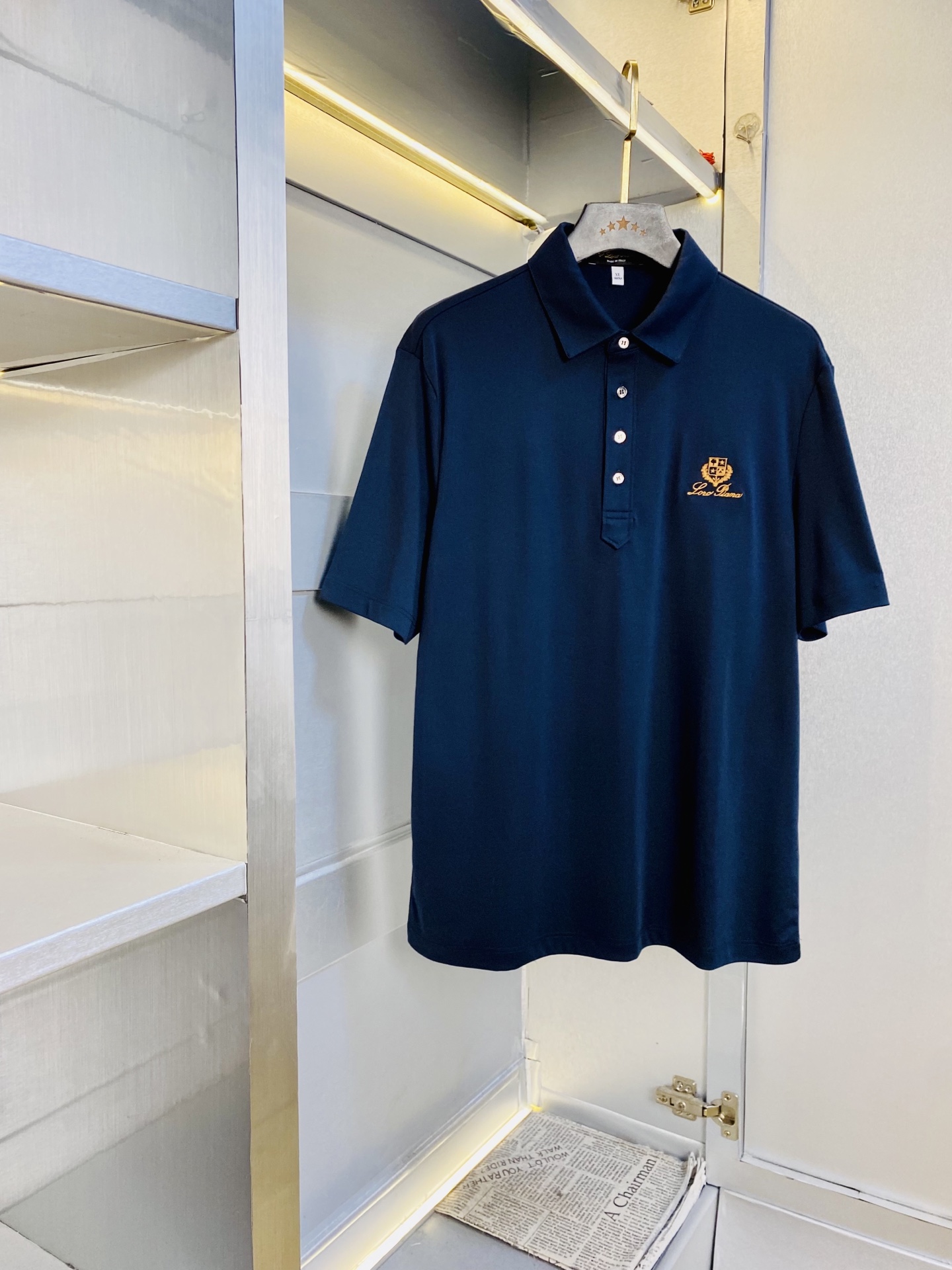 NO:844449,Good news for fat people weighing 210 pounds. Noyo Piana Lp. Original quality. Latest 2026 clothes. Short-sleeved lapel short-sleeved Polo shirt. Selected counters to customize top-grade mercerized cotton imported fabrics. All details are perfectly crafted and reproduced 1:1. Restore 100% authenticity. Original hardware. High-end customized accessories. Original factory. The upper body effect is great. Size M-4XL, loro piana, T-shirt,19860909可穿210斤胖子福音 诺悠翩雅Lp 原单品质 2026最新款衣服 短袖翻领短袖Polo衫 精选专柜订制顶级朱地丝光棉进口面料 所有细节做工完美1比1复刻 还原正品百分百 原版五金 高端订制辅料 原厂原标 上身效果超赞 码数 M-4XL,,loro piana,T-shirt,,Men's clothing
