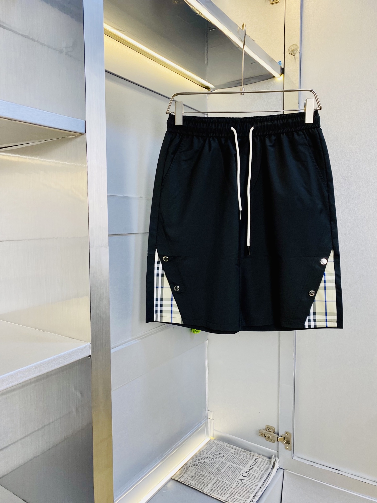 NO:842367,Original item can wear 210 catties Burberry 2026 summer new quick-drying shorts, quick-drying pants, three-quarter pants, medium pants, available at the counter simultaneously, hardware belt logo, fashionable casual pants, imported original fabrics, upper body comfortable and breathable, top-notch craftsmanship pattern, waist technology thread surround, extremely high grade, super correct version, fashionable and stylish upper body!  A must-have for your spring and summer wardrobe!  Size M-3XL,,burberry,burberry,shorts,19860909原单货 可穿210斤巴宝莉Burberry 2026 夏季新品速干短裤 速干裤 五分裤 中裤 专柜同步有售,五金带Logo,时尚休闲裤 ,进口原版面料,上身舒适透气,顶级工艺图案,腰围工艺螺纹围接,档次极高,版型超正,上身时尚有型！春夏衣橱必备单品！尺码M-3XL,,burberry,burberry,shorts,,Men's clothing