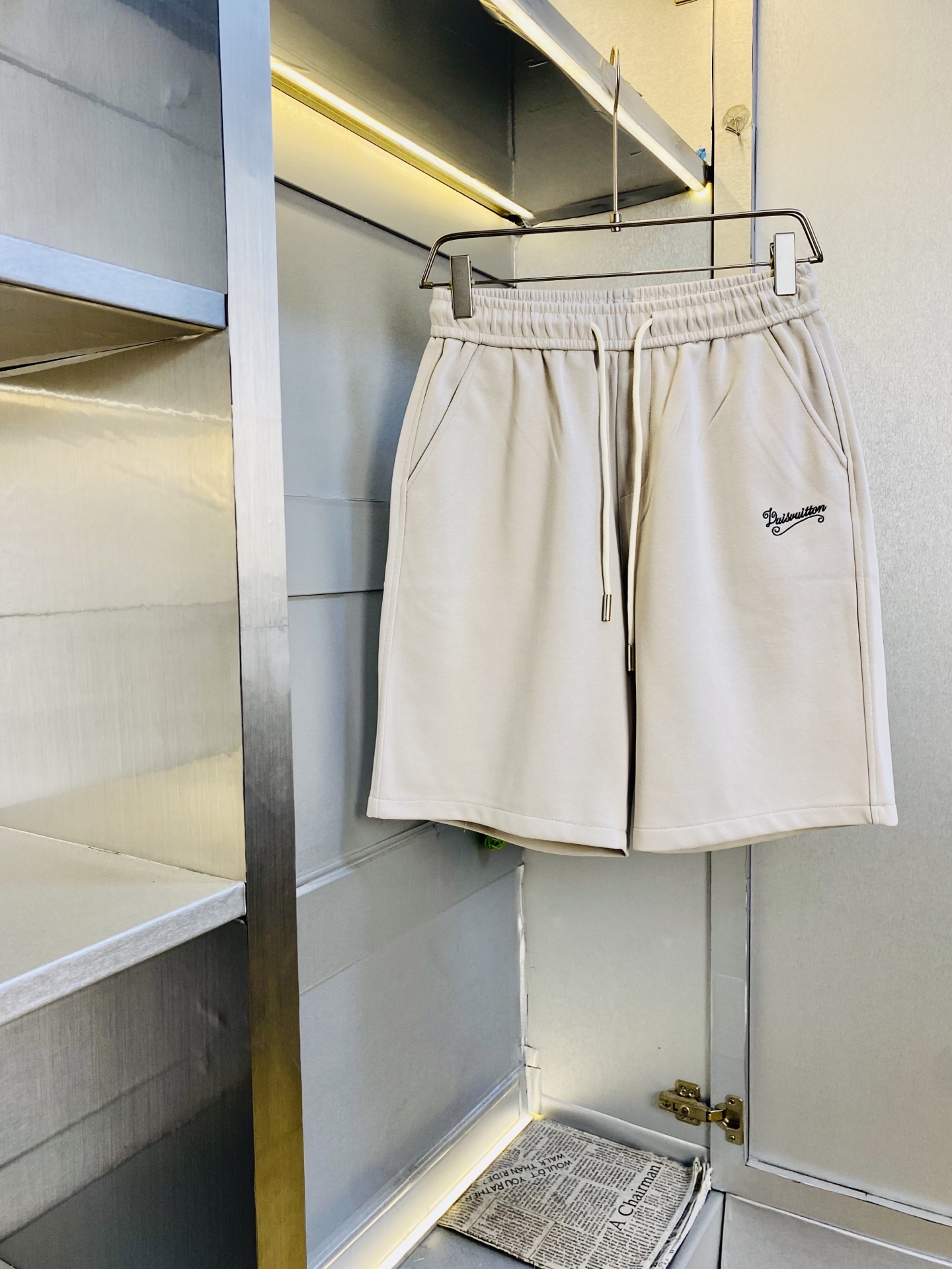NO:842373,Original item, can wear 210 pounds of Louis Vuitton Lv 2026 new summer shorts, five-quarter pants, medium pants, available at the counter simultaneously, hardware belt logo, fashionable casual pants, imported original fabrics, upper body comfortable and breathable, top craftsmanship pattern, waist technology threaded surround, extremely high grade, super correct version, fashionable and stylish upper body!  A must-have for your spring and summer wardrobe!  Size M-3XL,,louis vuitton,louis vuitton,shorts,19860909原单货 可穿210斤路易威登Lv 2026 夏季新品短裤 五分裤 中裤 专柜同步有售,五金带Logo,时尚休闲裤 ,进口原版面料,上身舒适透气,顶级工艺图案,腰围工艺螺纹围接,档次极高,版型超正,上身时尚有型！春夏衣橱必备单品！尺码M-3XL,,louis vuitton,louis vuitton,shorts,,Men's clothing