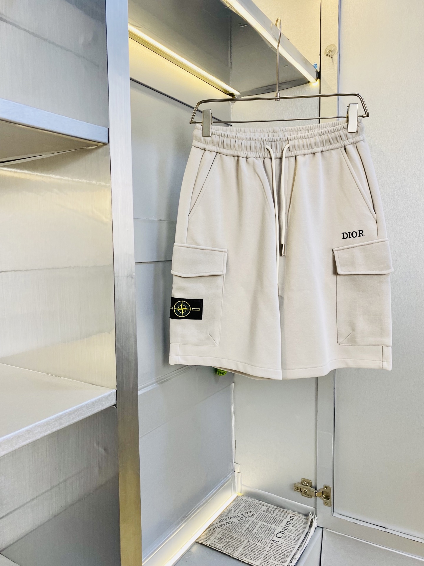 NO:842380,Original item can wear 210 pounds of Dior 2026 new summer shorts, five-quarter pants, medium pants, available at the counter simultaneously, hardware belt logo, fashionable casual pants, imported original fabrics, upper body comfortable and breathable, top craftsmanship pattern, waistband threaded surround, extremely high grade, super correct version, fashionable and stylish upper body!  A must-have for your spring and summer wardrobe!  Size M-3XL,,dior,dior,shorts,19860909原单货 可穿210斤迪奥Dior 2026 夏季新品短裤 五分裤 中裤 专柜同步有售,五金带Logo,时尚休闲裤 ,进口原版面料,上身舒适透气,顶级工艺图案,腰围工艺螺纹围接,档次极高,版型超正,上身时尚有型！春夏衣橱必备单品！尺码M-3XL,,dior,dior,shorts,,Men's clothing