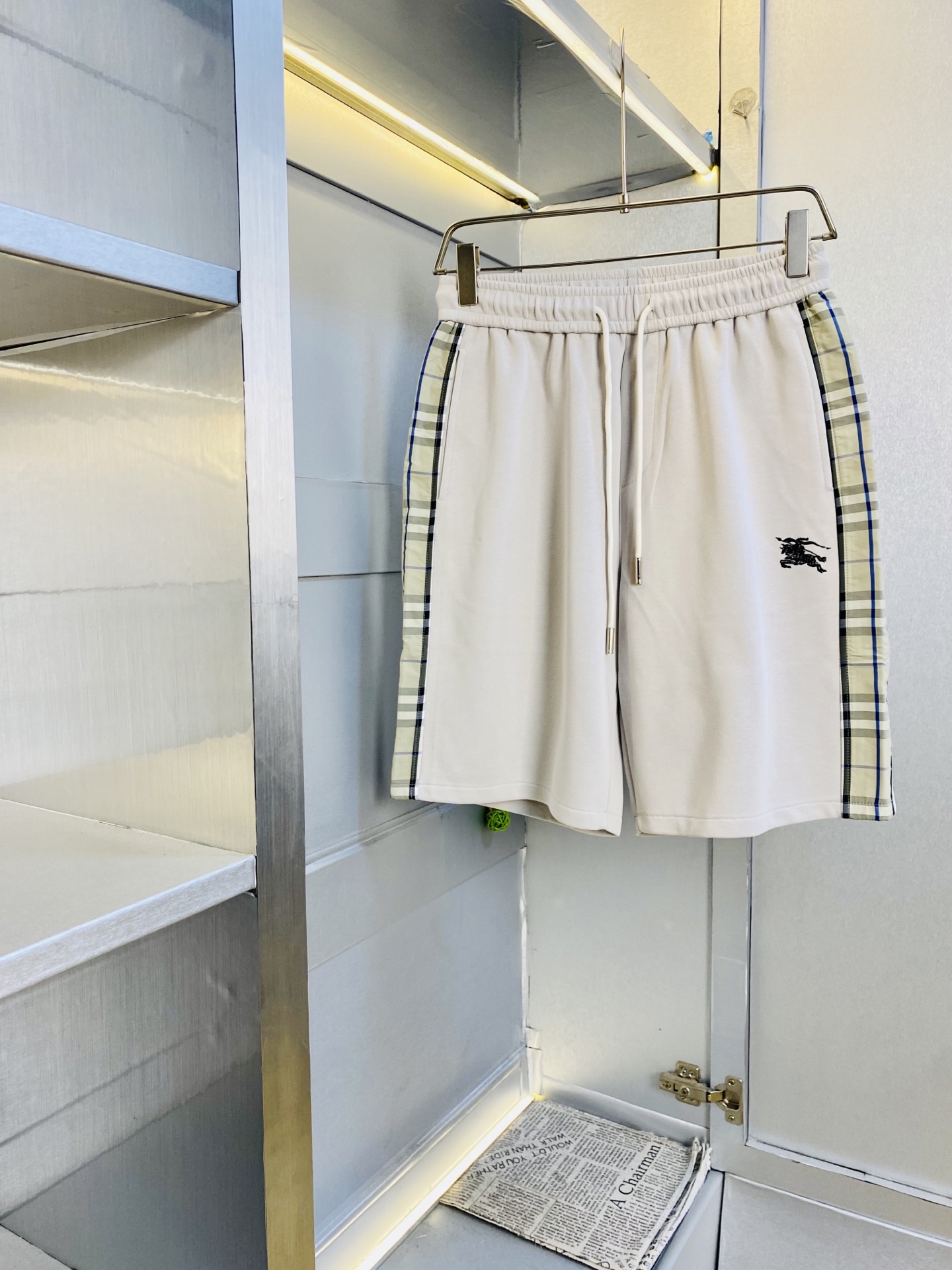 NO:842385,Original item can wear 210 catties Burberry 2026 new summer shorts, five-quarter pants, medium pants, available at counters simultaneously, hardware belt logo, fashionable casual pants, imported original fabrics, upper body comfortable and breathable, top craftsmanship pattern, waistband threaded surround, extremely high grade, super correct version, fashionable and stylish upper body!  A must-have for your spring and summer wardrobe!  Size M-3XL,,burberry,burberry,shorts,19860909原单货 可穿210斤巴宝莉Burberry 2026 夏季新品短裤 五分裤 中裤 专柜同步有售,五金带Logo,时尚休闲裤 ,进口原版面料,上身舒适透气,顶级工艺图案,腰围工艺螺纹围接,档次极高,版型超正,上身时尚有型！春夏衣橱必备单品！尺码M-3XL,,burberry,burberry,shorts,,Men's clothing