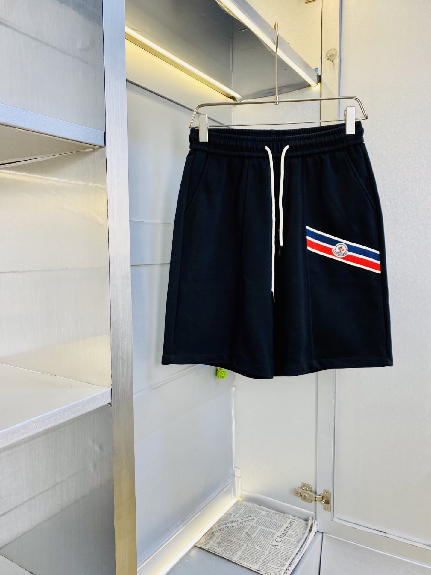 NO:842384,The original item can be worn with a 210 catties muzzle. Moncler 2026 new summer shorts, five-quarter pants and medium pants are available at the counter. Hardware belt logo, fashionable casual pants, imported original fabrics, comfortable and breathable upper body, top craftsmanship pattern, waistband threaded surround, extremely high grade, super correct version, fashionable and stylish upper body!  A must-have for your spring and summer wardrobe!  Size M-3XL,,Moncler,shorts,19860909原单货 可穿210斤蒙口Moncler 2026 夏季新品短裤 五分裤 中裤 专柜同步有售,五金带Logo,时尚休闲裤 ,进口原版面料,上身舒适透气,顶级工艺图案,腰围工艺螺纹围接,档次极高,版型超正,上身时尚有型！春夏衣橱必备单品！尺码M-3XL,,Moncler,shorts,,Men's clothing