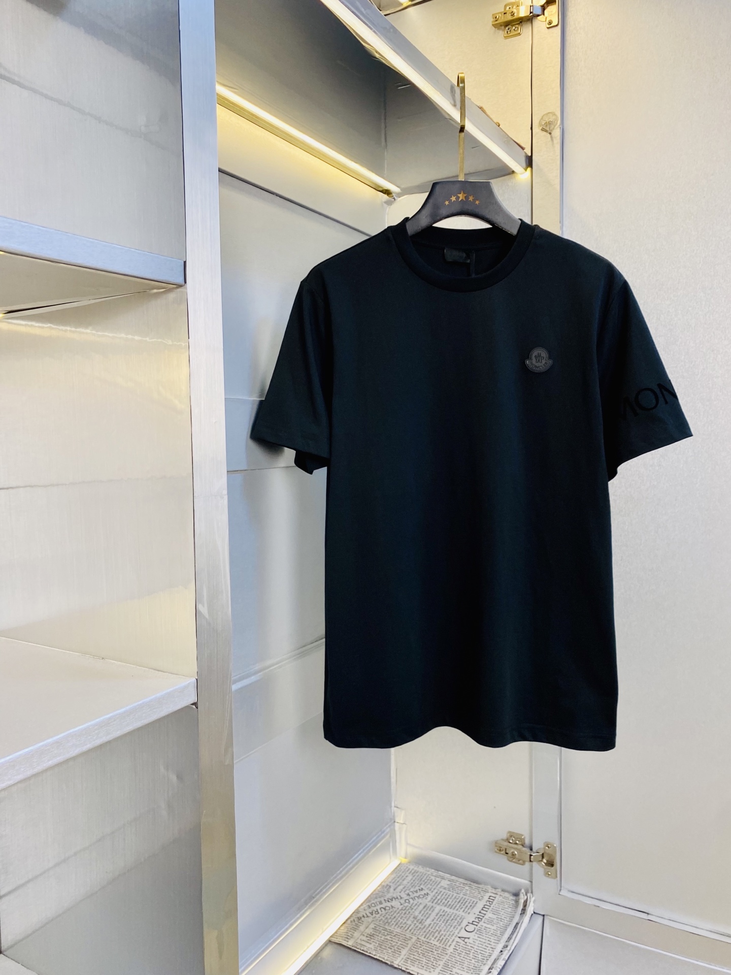 NO:839340,Wearing 220 pounds, Good News for Fatty, Couple's Clothes with Mouth Covered Moncler, Original Order Quality, 2026 Latest Men's Short-Sleeved T-shirt, Selected Counter Customized Top Imported Fabrics, All Details are Perfectly Workmanship, 1:1 Reproduction, 100% Authentic, Original Hardware, High-End Custom Accessories, Original Factory Label, The Upper Body Effect is Awesome!  The size is too large M-3XL (175/130 pounds wear M),,Moncler,T-shirt,tees,t-shirt,19860909穿220斤 胖子福音 情侣装蒙口Moncler 原单品质 2026最新款 男装短袖T恤 精选专柜订制顶级进口面料 所有细节做工完美1比1复刻 还原正品百分百 原版五金 高端订制辅料 原厂原标 上身效果超赞！码数偏大M-3XL（175/130斤穿M）,,Moncler,T-shirt,tees，t-shirt,,Men's clothing
