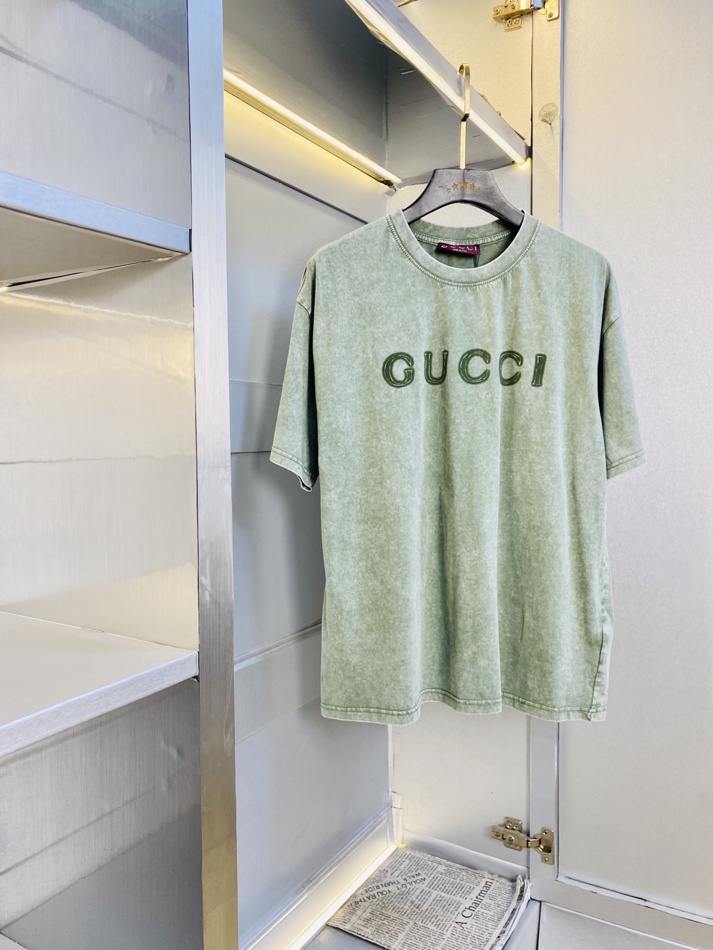 NO:839345,Wearing 220 pounds, Good news for fat people, Gucci couple's outfit, original order quality, 2026 latest men's short-sleeved T-shirt, selected counter custom-made top imported fabrics, all details are perfectly made, 1:1 replica, 100% authentic, original hardware, high-end customized accessories, original factory label, and the upper body effect is amazing!  The size is too large M-3XL (175/130 pounds wear M),, gucci, T-shirt, tees, t-shirt,19860909穿220斤 胖子福音 情侣装古奇Gucci 原单品质 2026最新款 男装短袖T恤 精选专柜订制顶级进口面料 所有细节做工完美1比1复刻 还原正品百分百 原版五金 高端订制辅料 原厂原标 上身效果超赞！码数偏大M-3XL（175/130斤穿M）,,gucci,T-shirt,tees，t-shirt,,Men's clothing