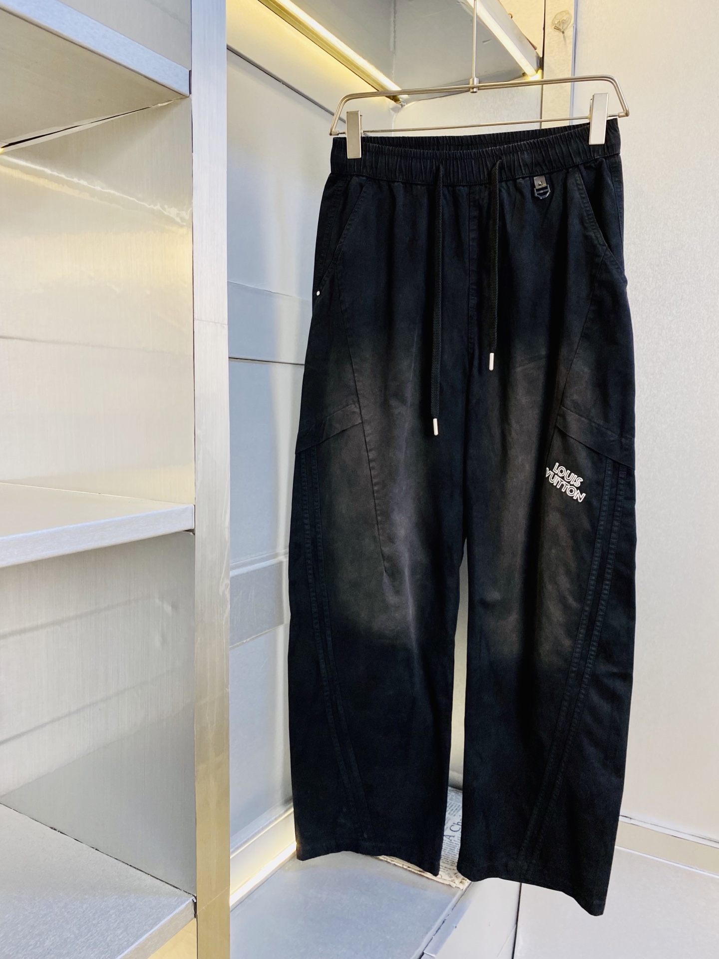 NO:839360,The original item from the official website can wear 220 pounds of Louis Vuitton Lv. It is simple and fashionable. Casual pants, sweatpants, elastic pants, straight-leg pants, long pants, very comfortable to wear, low-key yet luxurious. It is very classy to wear, and the style and tailoring of the pants need not be said. The upper body is exquisite and vivid. Really first-class and top-quality materials. Really top-grade casual pants and elastic pants, using Turkish cotton to produce the most famous denim fabric. The quality is outstanding, and the pants are very soft after heavy washing!  The straight-leg version is not picky, the upper body is absolutely stylish, the expert design is extremely luxurious. Size: 28-36 (no 35, two sizes too large!) Please report your height and weight when placing an order!  ,,louis vuitton,louis vuitton,19860909官网原单货 可穿220斤路易威登Lv 简约时尚 休闲裤卫裤松紧裤直筒裤长裤身穿着非常舒适 低调不失奢华 穿出去非常有档次,裤型款式和裁剪亦无需多言 上身精致跃然.真正一等一顶级质料 真正殿堂级的休闲裤松紧裤,选用土耳其的棉花 生产出最有名的单宁布 品质卓然,经过重水洗使得裤子很柔软！直脚的版型 不挑人 上身绝对的有型 达人设计 极度奢华.码数:28-36（无35 偏大俩个码数！）下单报身高体重！,,louis vuitton,louis vuitton,,Men's clothing