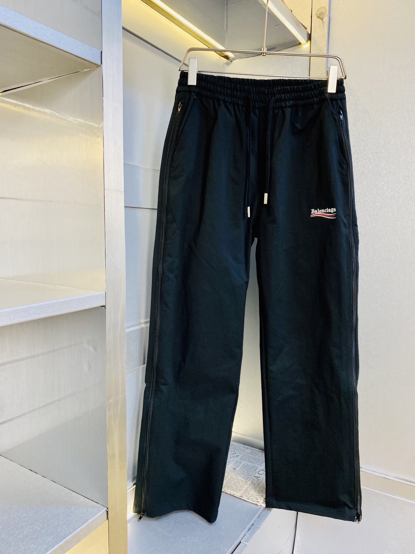 NO:839361,The original item from the official website can wear 220 pounds of Balenciaga. Simple and fashionable casual pants, sweatpants, elastic pants, straight-leg pants, long pants, very comfortable to wear, low-key yet luxurious. It is very classy to wear, and the style and cut of the pants need no introduction. The upper body is exquisite and vivid. Really first-class and top-quality materials. Really top-grade casual pants and elastic pants, using Turkish cotton to produce the most famous denim fabric. The quality is outstanding, and the pants are very soft after heavy washing!  The straight-leg version is not picky, the upper body is absolutely stylish, the expert design is extremely luxurious. Size: 28-36 (no 35, two sizes too large!) Please report your height and weight when placing an order!  ,,balenciaga,balenciaga,19860909官网原单货 可穿220斤巴黎世家Balenciaga 简约时尚 休闲裤卫裤松紧裤直筒裤长裤身穿着非常舒适 低调不失奢华 穿出去非常有档次,裤型款式和裁剪亦无需多言 上身精致跃然.真正一等一顶级质料 真正殿堂级的休闲裤松紧裤,选用土耳其的棉花 生产出最有名的单宁布 品质卓然,经过重水洗使得裤子很柔软！直脚的版型 不挑人 上身绝对的有型 达人设计 极度奢华.码数:28-36（无35 偏大俩个码数！）下单报身高体重！,,balenciaga,balenciaga,,Men's clothing