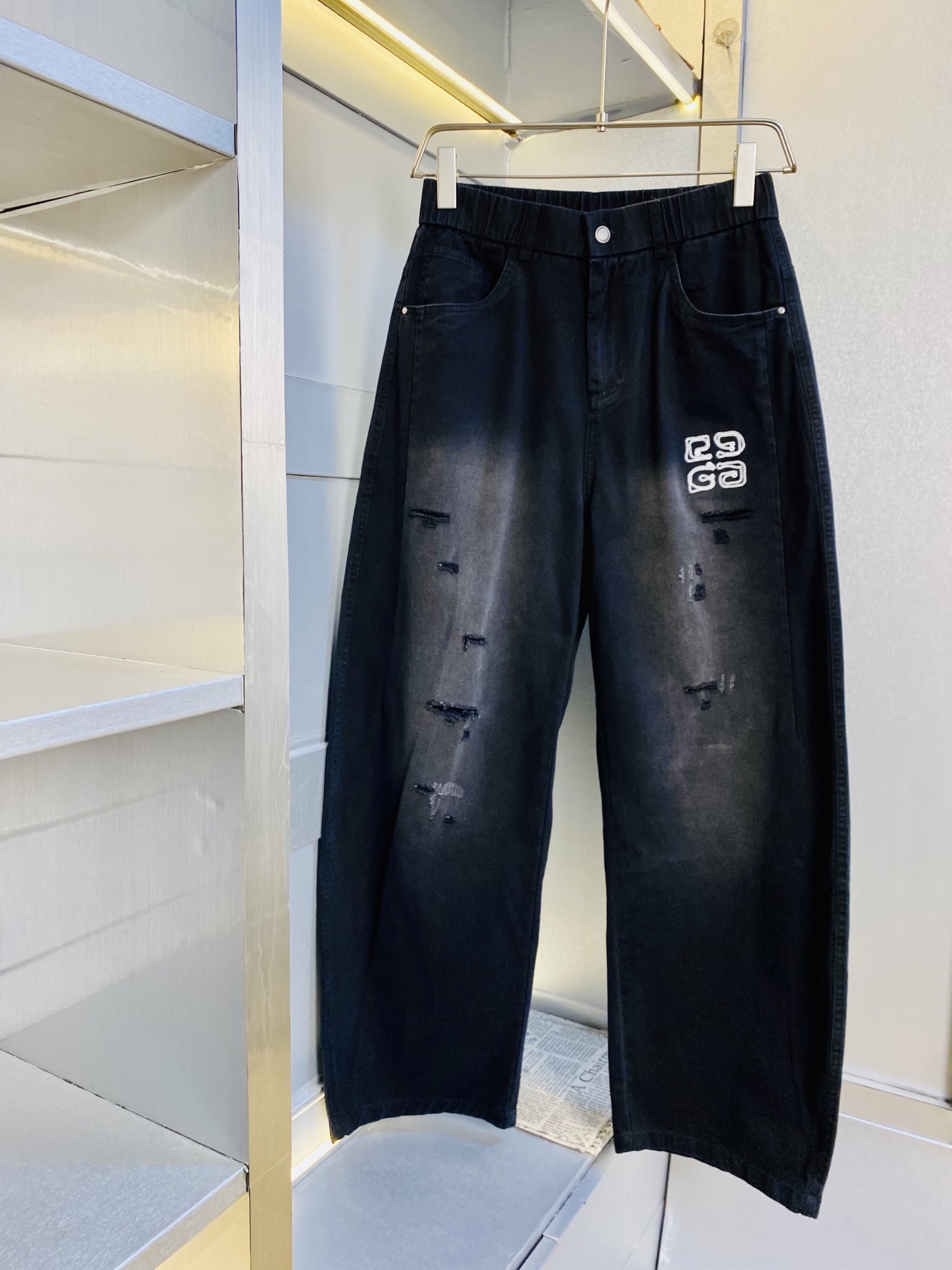 NO:839366,Original item from the official website. Can wear 220 pounds of Givenchy. Simple and fashionable. Casual pants, sweatpants, elastic pants, straight-leg pants, long pants, very comfortable to wear, low-key yet luxurious. It is very classy to wear, and the style and tailoring of the pants need no introduction. The upper body is exquisite and vivid. Really first-class and top-quality materials. Really top-grade casual pants and elastic pants, using Turkish cotton to produce the most famous denim fabric. The quality is outstanding, and the pants are very soft after heavy washing!  The straight-leg version is not picky, the upper body is absolutely stylish, the expert design is extremely luxurious. Size: 28-36 (no 35, two sizes too large!) Please report your height and weight when placing an order!  ,,givenchy,givenchy,19860909官网原单货 可穿220斤纪梵希Givenchy 简约时尚 休闲裤卫裤松紧裤直筒裤长裤身穿着非常舒适 低调不失奢华 穿出去非常有档次,裤型款式和裁剪亦无需多言 上身精致跃然.真正一等一顶级质料 真正殿堂级的休闲裤松紧裤,选用土耳其的棉花 生产出最有名的单宁布 品质卓然,经过重水洗使得裤子很柔软！直脚的版型 不挑人 上身绝对的有型 达人设计 极度奢华.码数:28-36（无35 偏大俩个码数！）下单报身高体重！,,givenchy,givenchy,,Men's clothing