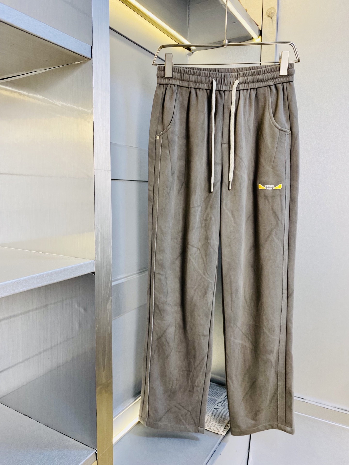 NO:839371,The original item from the official website can be worn by Fendi. It is simple and fashionable. Casual pants, sweatpants, elastic pants, straight-leg pants, long pants, very comfortable to wear, low-key yet luxurious. It is very classy to wear, and the style and tailoring of the pants need no introduction. The upper body is exquisite and vivid. Really first-class top quality. Really top-grade casual pants and elastic pants, using Turkish cotton to produce the most famous denim fabric. The quality is outstanding, and the pants are very soft after heavy washing!  The straight-leg version is not picky and the upper body is absolutely stylish. The expert design is extremely luxurious. Size: 28-36 (no 35 is too large!) Please indicate your height and weight when placing an order!  ,,fendi,fendi,19860909官网原单货 可穿斤芬迪Fendi 简约时尚 休闲裤卫裤松紧裤直筒裤长裤身穿着非常舒适 低调不失奢华 穿出去非常有档次,裤型款式和裁剪亦无需多言 上身精致跃然.真正一等一顶级质料 真正殿堂级的休闲裤松紧裤,选用土耳其的棉花 生产出最有名的单宁布 品质卓然,经过重水洗使得裤子很柔软！直脚的版型 不挑人 上身绝对的有型 达人设计 极度奢华.码数:28-36（无35 偏大码数！）下单报身高体重！,,fendi,fendi,,Men's clothing
