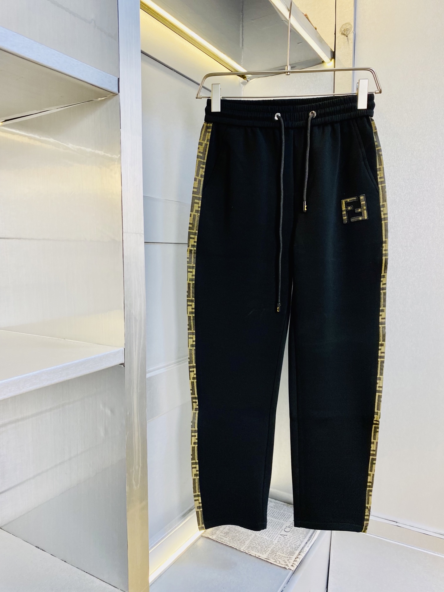NO:844435,The original item from the official website can wear 200 pounds of Fendi. Simple and fashionable. Casual pants, sweatpants, elastic pants, trousers, straight-leg pants are very comfortable to wear, low-key yet luxurious. It is very classy to wear, and the style and tailoring of the pants need no introduction. The upper body is exquisite and vivid. Really first-class top quality materials. Really top-grade casual pants and elastic pants, using Turkish cotton to produce the most famous denim fabric. The quality is outstanding, and the pants are very soft after heavy washing!  The straight-leg version is not picky, the upper body is absolutely stylish, the expert design is extremely luxurious. Size: M-3XL,,fendi,fendi,19860909官网原单货 可穿200斤芬迪Fendi 简约时尚 休闲裤卫裤松紧裤长裤直筒裤身穿着非常舒适 低调不失奢华 穿出去非常有档次,裤型款式和裁剪亦无需多言 上身精致跃然.真正一等一顶级质料 真正殿堂级的休闲裤松紧裤,选用土耳其的棉花 生产出最有名的单宁布 品质卓然,经过重水洗使得裤子很柔软！直脚的版型 不挑人 上身绝对的有型 达人设计 极度奢华.码数:M-3XL,,fendi,fendi,,Men's clothing