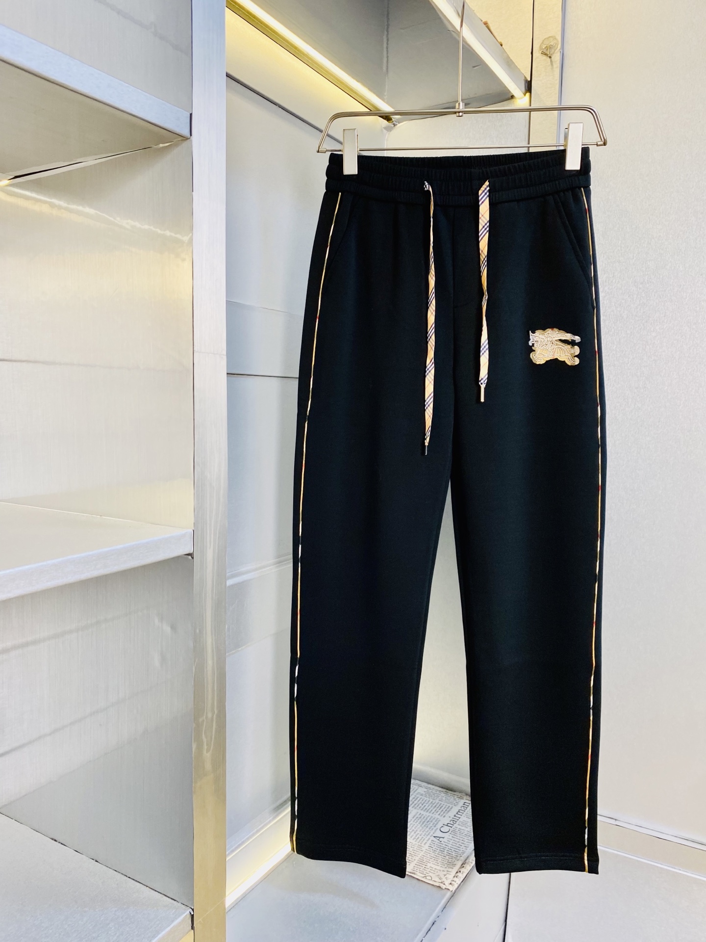 NO:844391,The original item from the official website can wear 200 pounds of Burberry. It is simple and fashionable. Casual pants, sweatpants, elastic pants, trousers, straight-leg pants are very comfortable to wear, low-key yet luxurious. It is very classy to wear, and the style and cut of the pants need no introduction. The upper body is exquisite and vivid. Really first-class and top-quality materials. Really top-grade casual pants and elastic pants, using Turkish cotton to produce the most famous denim fabric. The quality is outstanding, and the pants are very soft after heavy washing!  The straight-leg version is not picky, the upper body is absolutely stylish, the expert design is extremely luxurious. Size: M-3XL,, burberry, burberry,19860909官网原单货 可穿200斤巴宝莉Burberry 简约时尚 休闲裤卫裤松紧裤长裤直筒裤身穿着非常舒适 低调不失奢华 穿出去非常有档次,裤型款式和裁剪亦无需多言 上身精致跃然.真正一等一顶级质料 真正殿堂级的休闲裤松紧裤,选用土耳其的棉花 生产出最有名的单宁布 品质卓然,经过重水洗使得裤子很柔软！直脚的版型 不挑人 上身绝对的有型 达人设计 极度奢华.码数:M-3XL,,burberry,burberry,,Men's clothing