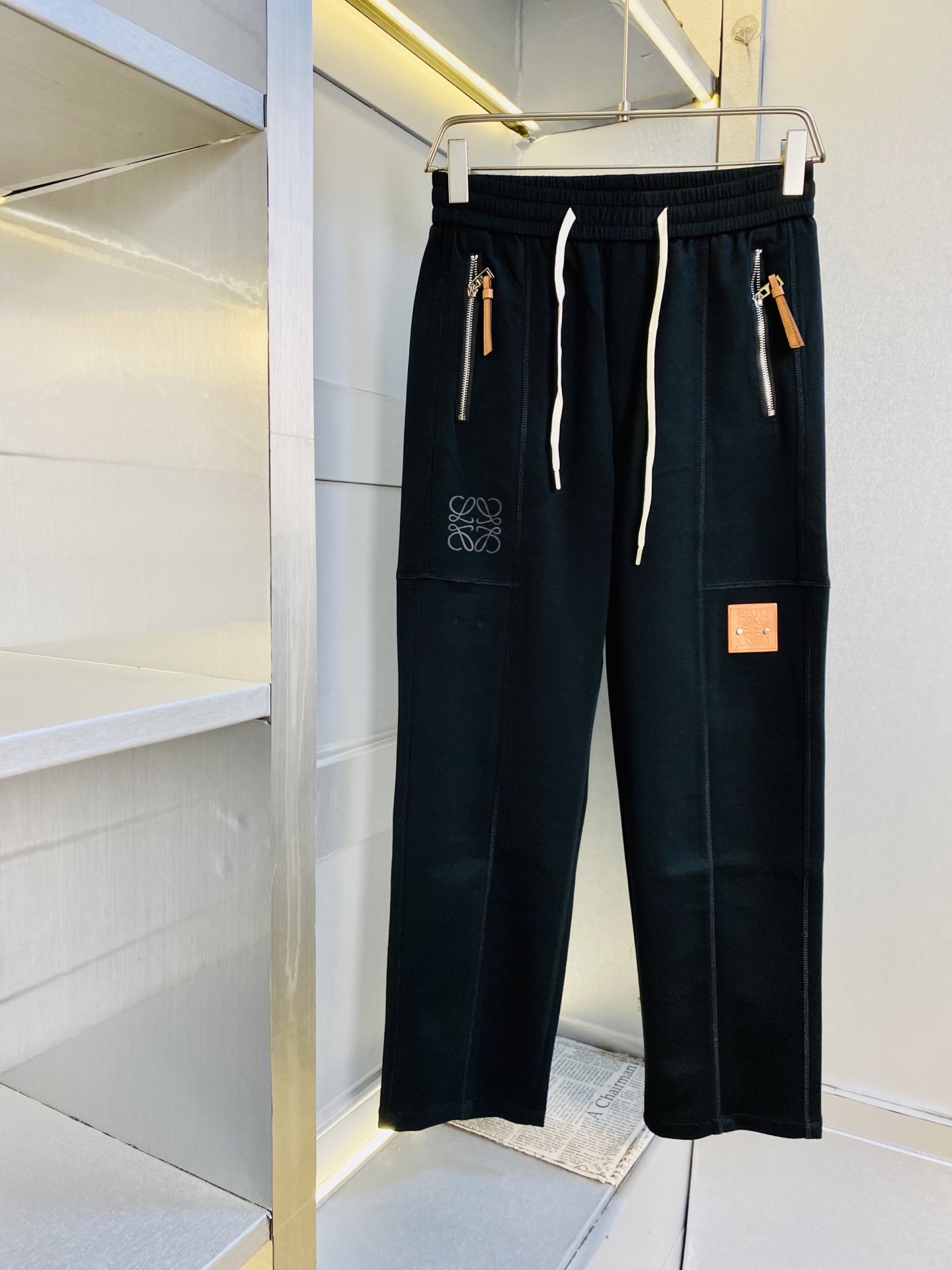 NO:844397,The original item from the official website can wear 200 pounds. Loewe's simple and fashionable casual pants, sweatpants, elastic pants, trousers and straight pants are very comfortable to wear. They are low-key yet luxurious. They are very classy to wear, and the style and tailoring of the pants need no introduction. The upper body is exquisite and vivid. Really first-class and top-quality materials. Really top-grade casual pants and elastic pants, using Turkish cotton to produce the most famous denim fabric. The quality is outstanding, and the pants are very soft after heavy washing!  The straight-leg version is not picky, the upper body is absolutely stylish, the expert design is extremely luxurious. Size: M-3XL,,loewe,loewe,19860909官网原单货 可穿200斤罗意威Loewe 简约时尚 休闲裤卫裤松紧裤长裤直筒裤身穿着非常舒适 低调不失奢华 穿出去非常有档次,裤型款式和裁剪亦无需多言 上身精致跃然.真正一等一顶级质料 真正殿堂级的休闲裤松紧裤,选用土耳其的棉花 生产出最有名的单宁布 品质卓然,经过重水洗使得裤子很柔软！直脚的版型 不挑人 上身绝对的有型 达人设计 极度奢华.码数:M-3XL,,loewe,loewe,,Men's clothing