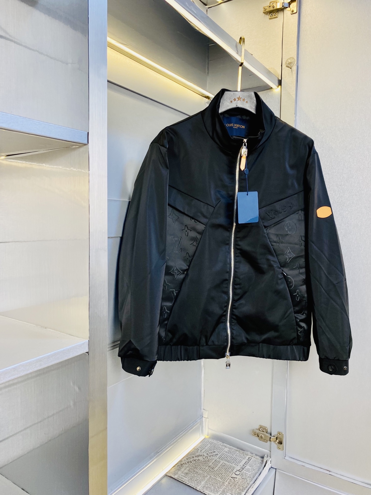 NO:842322,Original item from the official website. Can wear 200 pounds of Louis Vuitton Lv 2026 new coat, jacket and windproof coat. High version and high quality. Original fabric, the same style as Internet celebrity stars. Open mold to customize hardware accessories. Very comfortable. Super versatile and good-looking jacket. Non-market ordinary version. Compare at will. Quality is absolutely guaranteed. Color, picture and color. Size M-3XL,,louis vuitton,louis vuitton,jackets & coats,jackets & coats,19860909官网原单货 可穿200斤路易威登Lv 2026新款外套夹克防风衣 高版本高品质 原版面料网红明星同款 开模定制五金辅料 感非常舒服 超级百搭好看的一款外套 非市场普通版本 随意对比 品质绝对保证 颜色图色 尺码M-3XL,,louis vuitton,louis vuitton,jackets & coats,jackets & coats,,Men's clothing
