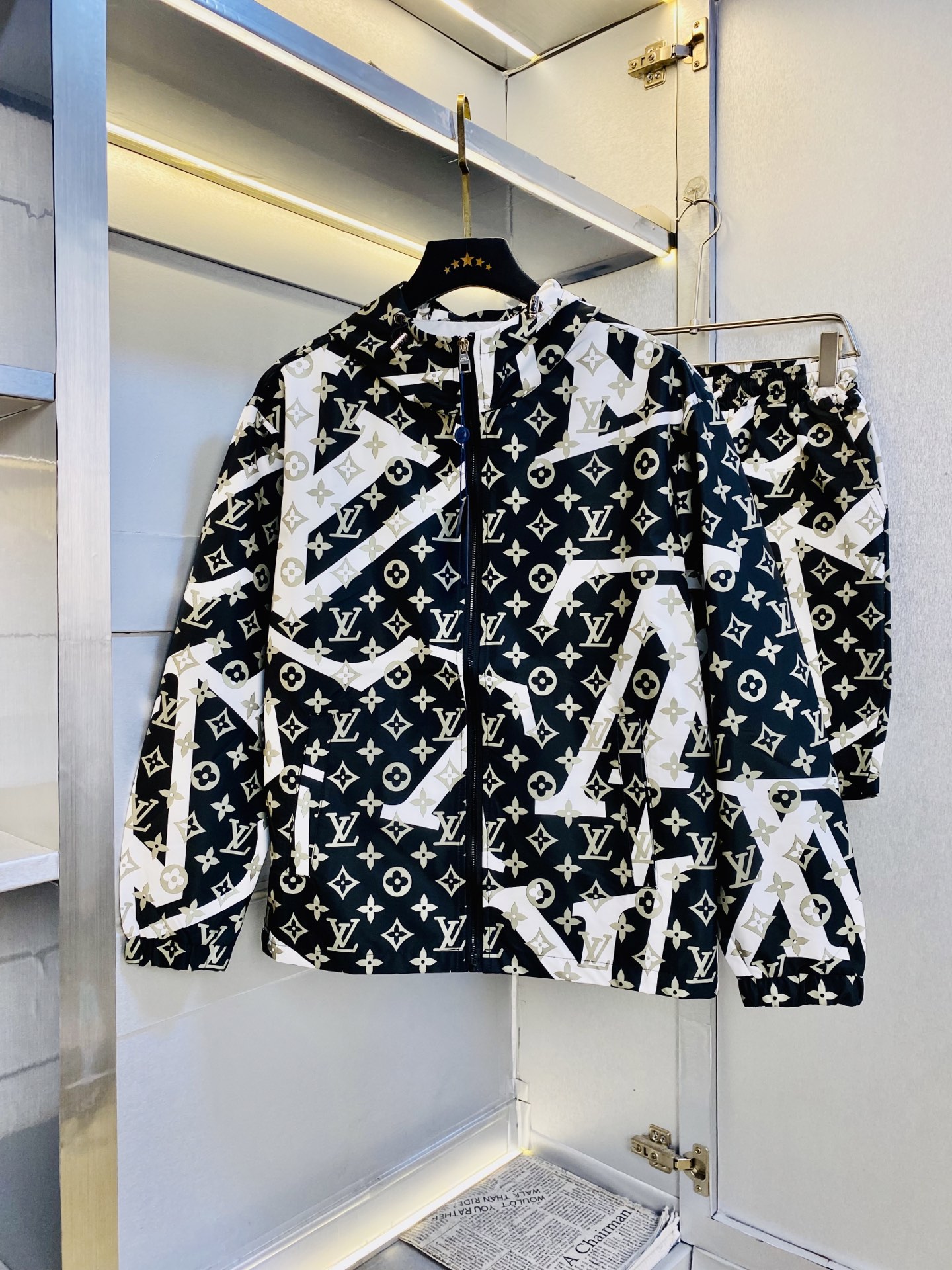 NO:842330,Original item from the official website, can wear 190 pounds Louis Vuitton Lv, simple and fashionable, new summer style sun protection suit, sun protection suit, shorts suit, couple suit, very comfortable to wear, low-key yet luxurious, very classy to wear, no need to say much about the trousers style and tailoring, the upper body is exquisite and vivid. Really first-class and top-quality materials, truly palace-level casual pants and elastic pants, using Turkish cotton to produce the most famous denim fabric  The quality is outstanding, the pants are very soft after heavy washing!  The straight-leg version is not picky and the upper body is absolutely stylish and extremely luxurious. Size: M-3XL, Louis Vuitton, Louis Vuitton, shorts,19860909官网原单货 可穿190斤路易威登Lv 简约时尚 夏季夏款新款防晒衣套装防嗮衣套装短裤套装情侣套装 身穿着非常舒适 低调不失奢华 穿出去非常有档次,裤型款式和裁剪亦无需多言 上身精致跃然.真正一等一顶级质料 真正殿堂级的休闲裤松紧裤,选用土耳其的棉花 生产出最有名的单宁布 品质卓然,经过重水洗使得裤子很柔软！直脚的版型 不挑人 上身绝对的有型 极度奢华.码数:M-3XL,,louis vuitton,louis vuitton,shorts,,Men's clothing