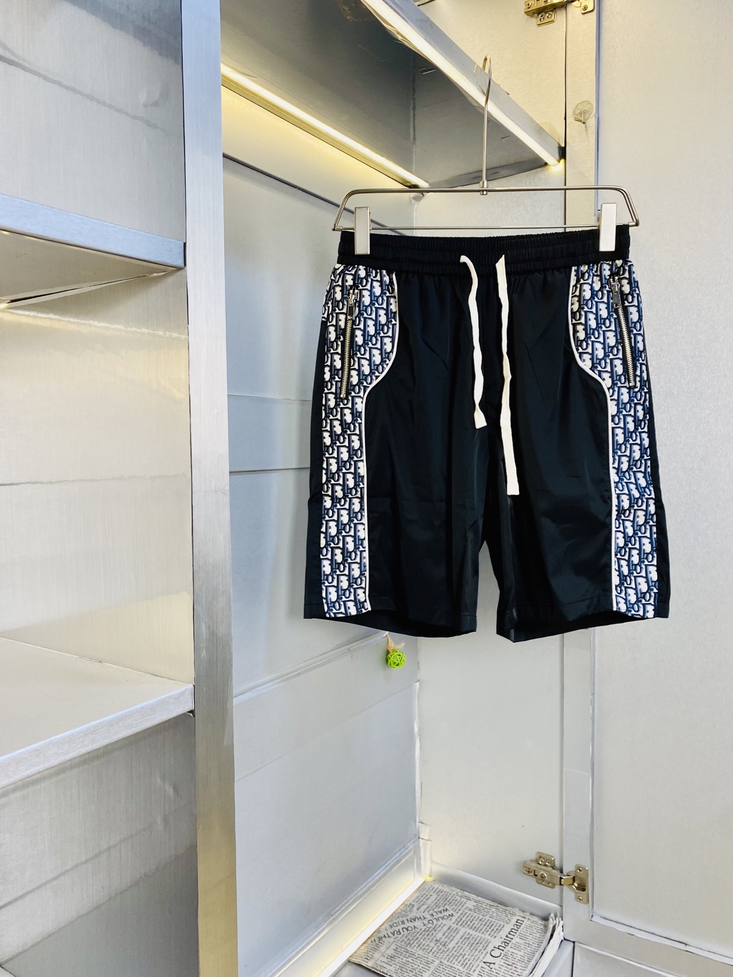 NO:844412,The original item can wear 200 pounds of Dior 2026 new summer quick-drying shorts, quick-drying pants, available at the counter, hardware belt logo, fashionable casual pants, imported original fabrics, upper body comfortable and breathable, top-notch craftsmanship pattern, waistband threaded surround, extremely high grade, super correct version, fashionable and stylish upper body!  A must-have for your spring and summer wardrobe!  Size M-3XL,,dior,dior,shorts,19860909原单货 可穿200斤迪奥Dior 2026 夏季新品速干短裤 速干裤,专柜同步有售,五金带Logo,时尚休闲裤 ,进口原版面料,上身舒适透气,顶级工艺图案,腰围工艺螺纹围接,档次极高,版型超正,上身时尚有型！春夏衣橱必备单品！尺码M-3XL,,dior,dior,shorts,,Men's clothing