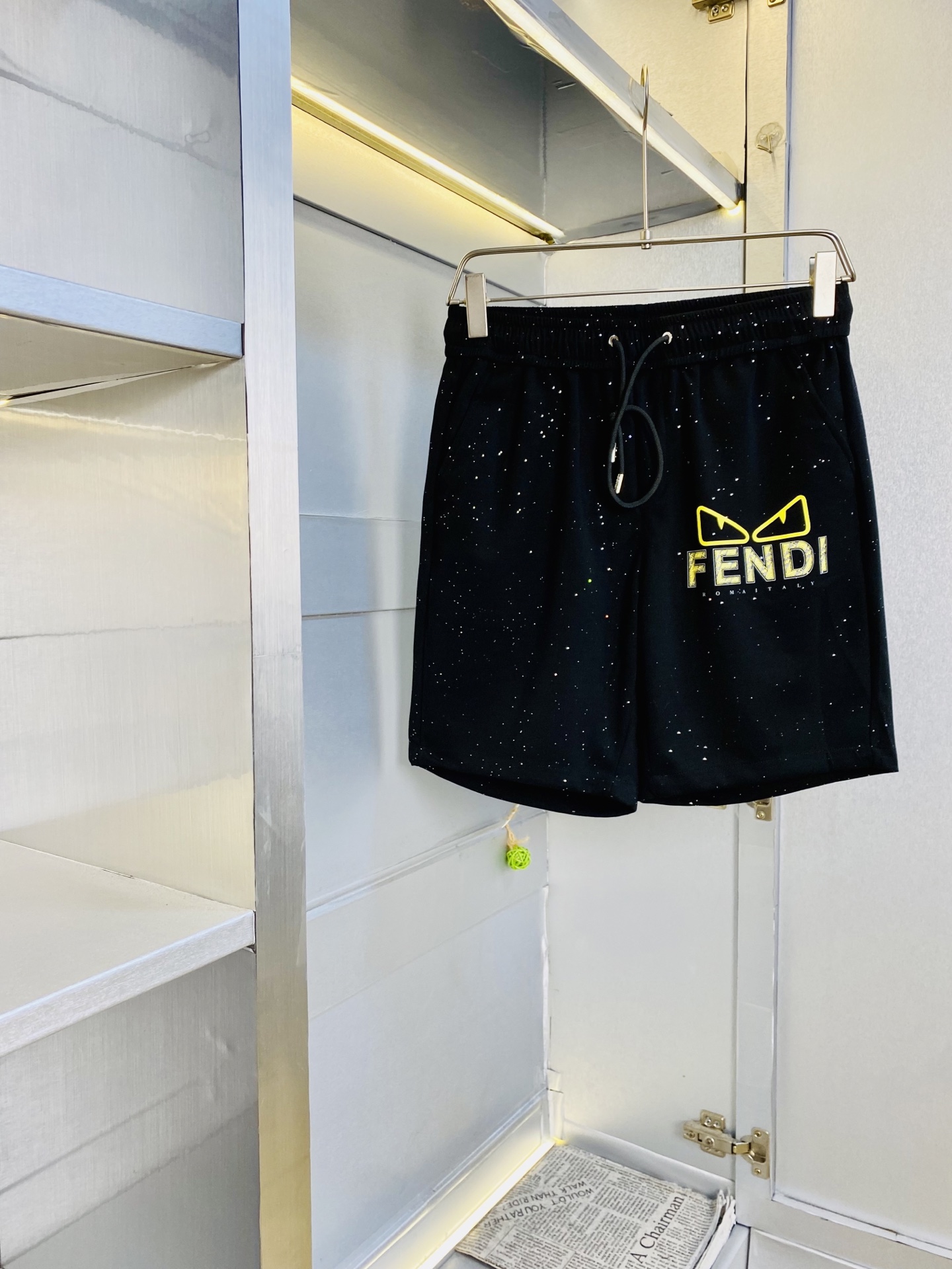 NO:842348,The original item can wear 200 pounds of Fendi 2026 new summer shorts, available at the counter, hardware belt logo, fashionable casual pants, imported original fabrics, comfortable and breathable upper body, top craftsmanship pattern, waistband threaded surround, extremely high grade, super correct fit, fashionable and stylish upper body!  A must-have for your spring and summer wardrobe!  Size M-3XL,,fendi,fendi,shorts,19860909原单货 可穿200斤芬迪Fendi 2026 夏季新品短裤,专柜同步有售,五金带Logo,时尚休闲裤 ,进口原版面料,上身舒适透气,顶级工艺图案,腰围工艺螺纹围接,档次极高,版型超正,上身时尚有型！春夏衣橱必备单品！尺码M-3XL,,fendi,fendi,shorts,,Men's clothing