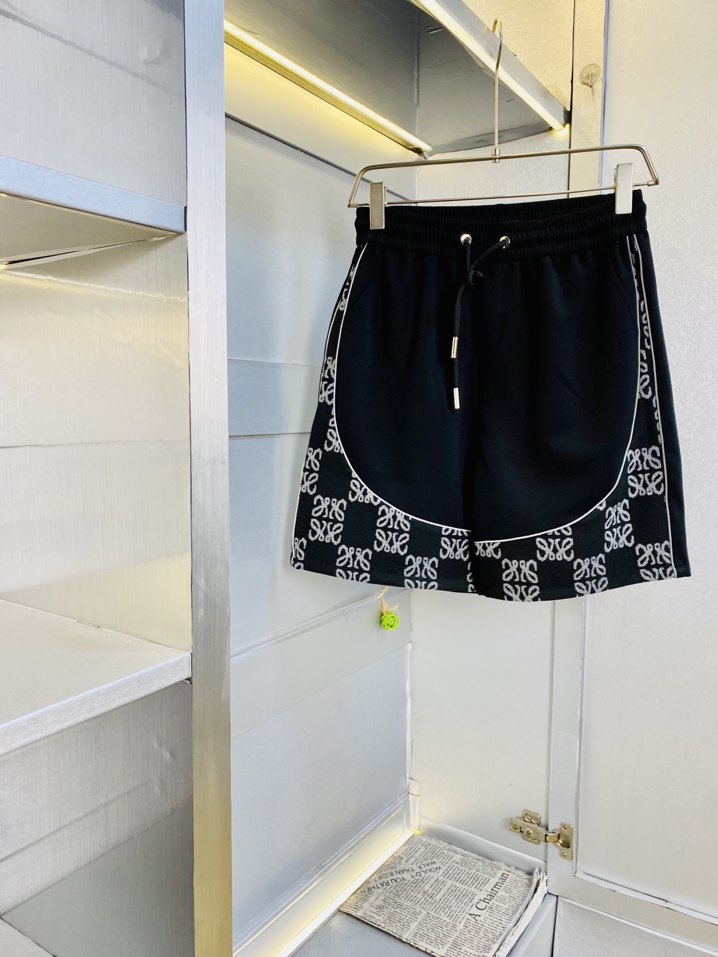 NO:842360,The original item can wear 200 pounds of Loewe 2026 new summer shorts, available at the counter at the same time, hardware belt logo, fashionable casual pants, imported original fabrics, upper body comfortable and breathable, top craftsmanship pattern, waistline threaded waistband, extremely high grade, super correct version, fashionable and stylish upper body!  A must-have for your spring and summer wardrobe!  Size M-3XL,,loewe,loewe,shorts,19860909原单货 可穿200斤罗意威Loewe 2026 夏季新品短裤,专柜同步有售,五金带Logo,时尚休闲裤 ,进口原版面料,上身舒适透气,顶级工艺图案,腰围工艺螺纹围接,档次极高,版型超正,上身时尚有型！春夏衣橱必备单品！尺码M-3XL,,loewe,loewe,shorts,,Men's clothing