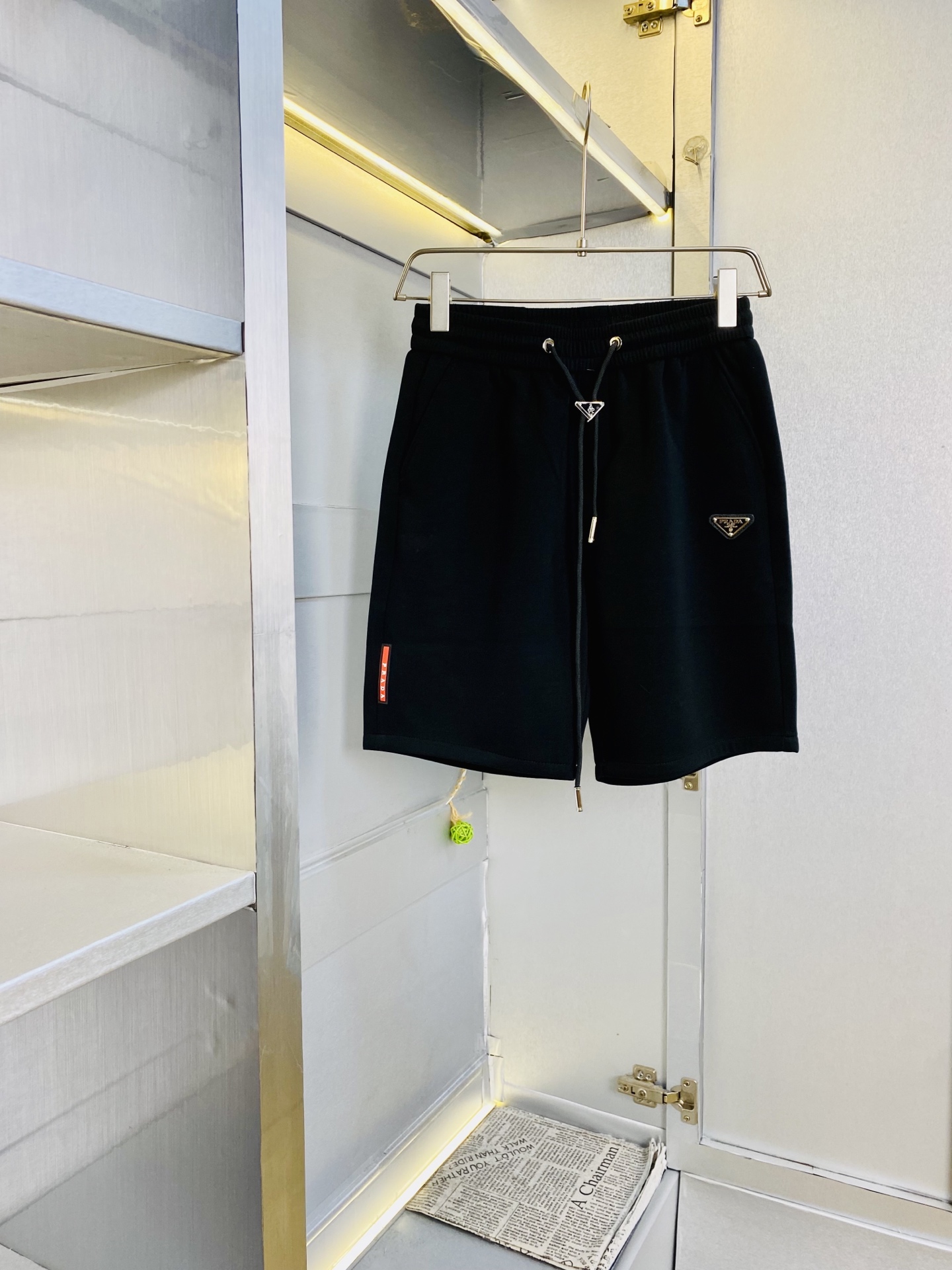NO:842366,The original item can wear 200 pounds of Prada 2026 new summer shorts, available at the counter, hardware belt logo, fashionable casual pants, imported original fabrics, upper body comfortable and breathable, top craftsmanship pattern, waistband threaded surround, extremely high grade, super correct version, fashionable and stylish upper body!  A must-have for your spring and summer wardrobe!  Size M-3XL,,prada,prada,shorts,19860909原单货 可穿200斤普拉达Prada 2026 夏季新品短裤,专柜同步有售,五金带Logo,时尚休闲裤 ,进口原版面料,上身舒适透气,顶级工艺图案,腰围工艺螺纹围接,档次极高,版型超正,上身时尚有型！春夏衣橱必备单品！尺码M-3XL,,prada,prada,shorts,,Men's clothing