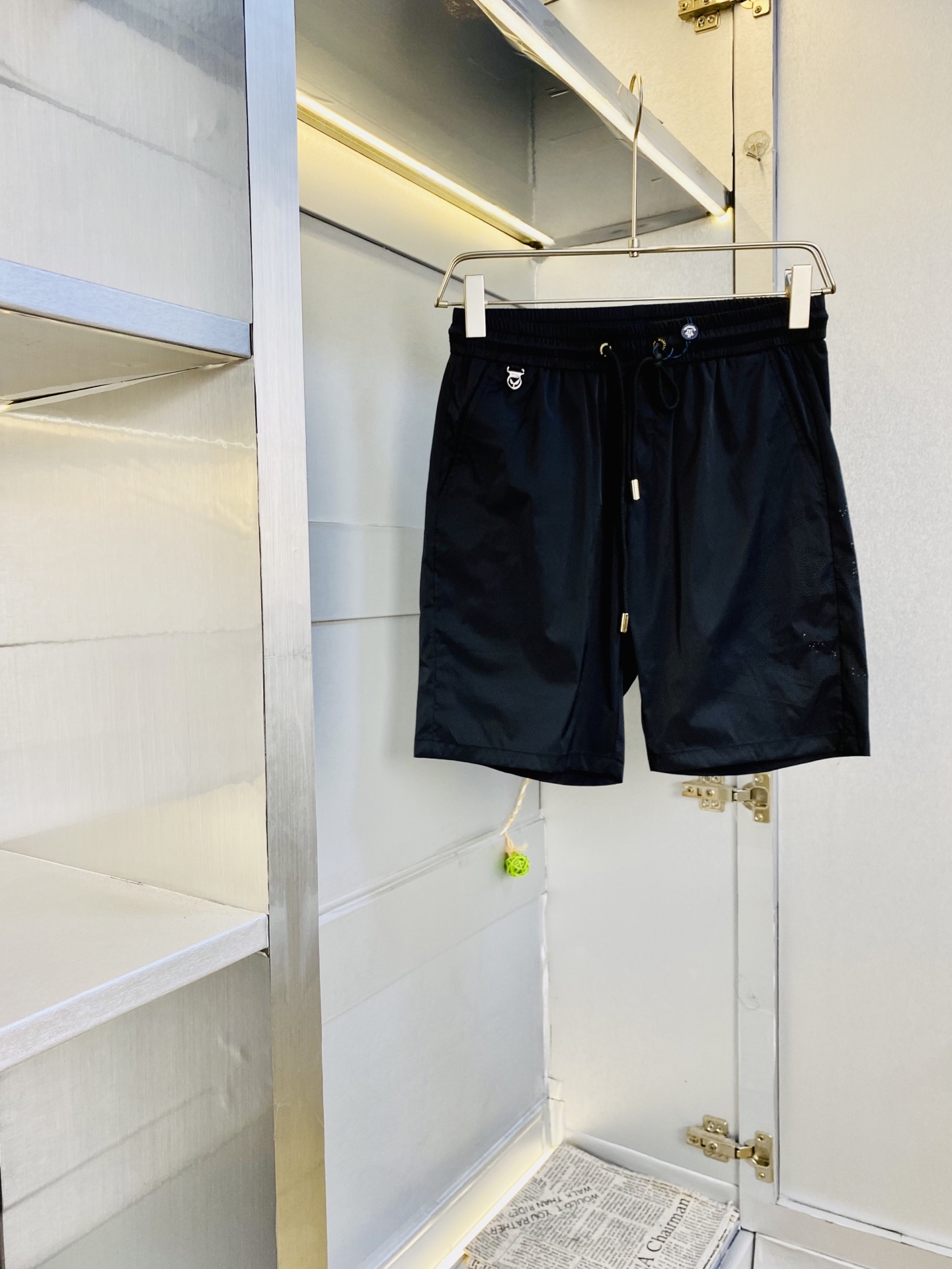 NO:903206,Original item can be worn with a 200-pound muzzle. Moncler 2026 new summer quick-drying shorts, quick-drying pants, available at the counter, hardware belt logo, fashionable casual pants, imported original fabrics, upper body comfortable and breathable, top-notch craftsmanship pattern, waistband threaded surround, extremely high grade, super correct fit, fashionable and stylish upper body!  A summer wardrobe essential!  Size M-3XL,,Moncler,shorts,19860909原单货 可穿200斤蒙口Moncler 2026 夏季新品速干短裤 速干裤,专柜同步有售,五金带Logo,时尚休闲裤 ,进口原版面料,上身舒适透气,顶级工艺图案,腰围工艺螺纹围接,档次极高,版型超正,上身时尚有型！夏季衣橱必备单品！尺码M-3XL,,Moncler,shorts,,Men's clothing