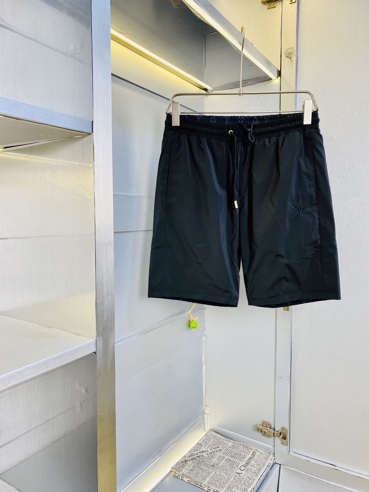 NO:903201,Reversible!  Original item, can wear 200 pounds of Louis Vuitton Lv 2026 new summer quick-drying shorts, quick-drying pants, available at the counter, hardware belt logo, fashionable casual pants, imported original fabrics, upper body comfortable and breathable, top craftsmanship pattern, waist technology threaded surround, extremely high grade, super correct version, fashionable and stylish upper body!  A summer wardrobe essential!  Size M-3XL,,louis vuitton,louis vuitton,shorts,19860909双面穿！ 原单货 可穿200斤路易威登Lv 2026 夏季新品速干短裤 速干裤,专柜同步有售,五金带Logo,时尚休闲裤 ,进口原版面料,上身舒适透气,顶级工艺图案,腰围工艺螺纹围接,档次极高,版型超正,上身时尚有型！夏季衣橱必备单品！尺码M-3XL,,louis vuitton,louis vuitton,shorts,,Men's clothing