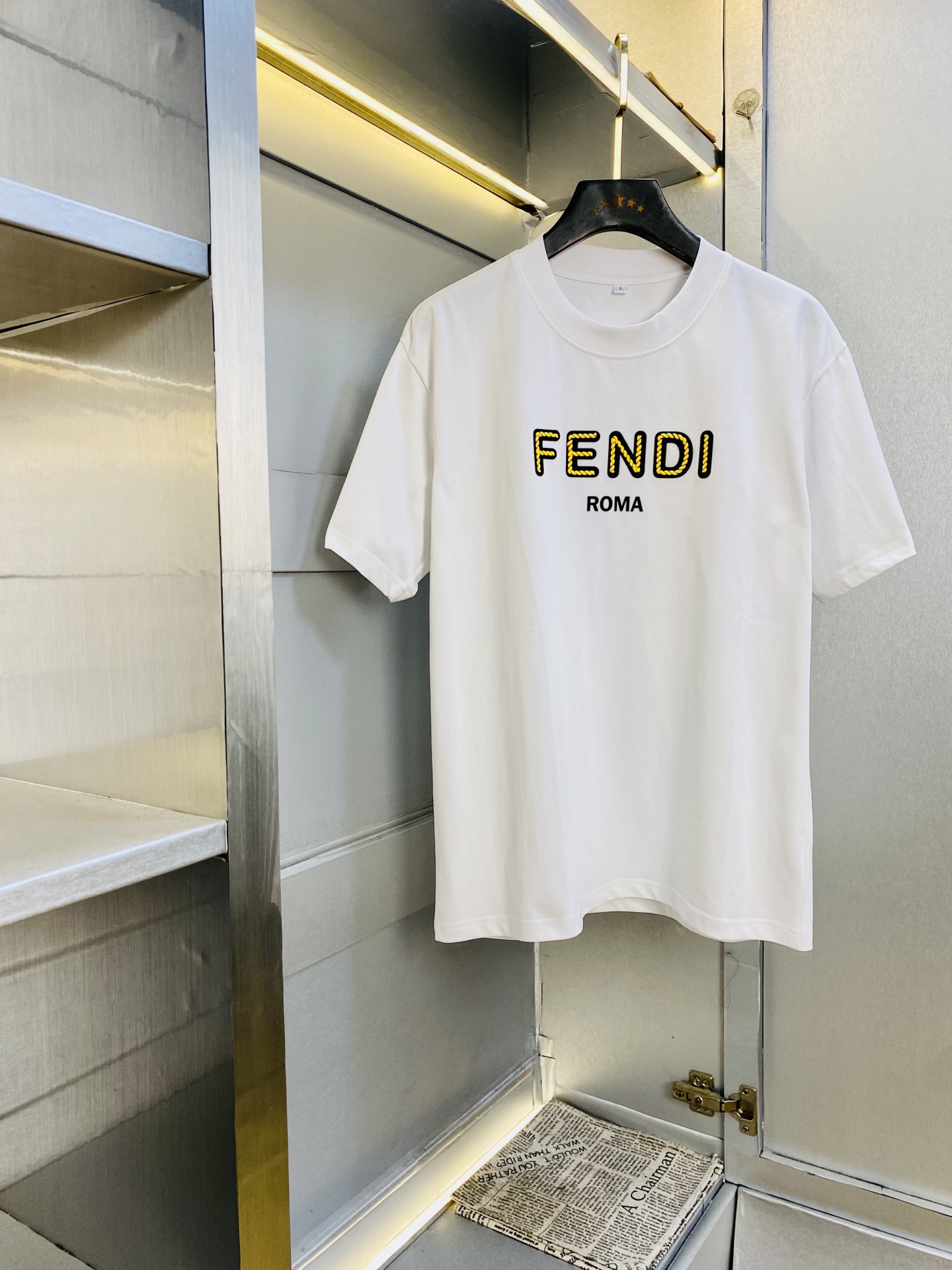 NO:903147,Wearing 210 pounds, fat man’s gospel, couple’s outfit Fendi, original order quality, 2026 latest short-sleeved T-shirt, selected counter custom-made top imported fabrics, all details are perfectly made, 1:1 replica, 100% authentic, original hardware, high-end customized accessories, original factory original label, the upper body effect is amazing!  Size M-4XL,,fendi,fendi,T-shirt,tees,t-shirt,19860909穿210斤 胖子福音 情侣装芬迪Fendi 原单品质 2026最新款短袖T恤 精选专柜订制顶级进口面料 所有细节做工完美1比1复刻 还原正品百分百 原版五金 高端订制辅料 原厂原标 上身效果超赞！码数M-4XL,,fendi,fendi,T-shirt,tees，t-shirt,,Men's clothing