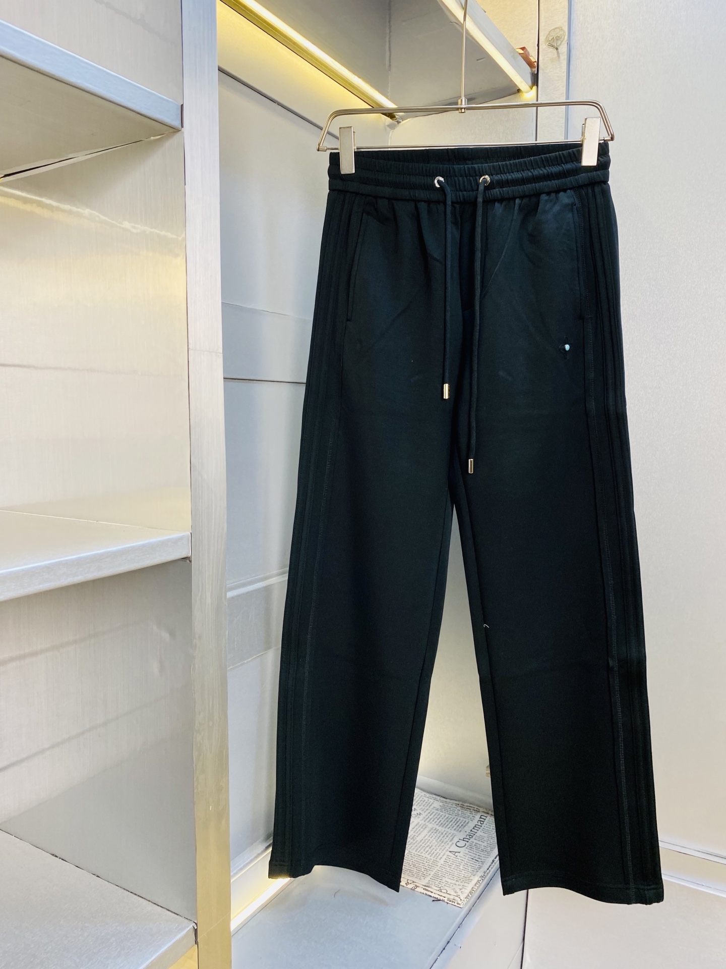 NO:842372,The original item from the official website can wear 210 pounds of Louis Vuitton Lv. Simple and fashionable. Casual pants, sweatpants, elastic pants, trousers, straight pants, very comfortable to wear, low-key yet luxurious. It is very classy to wear, and the style and tailoring of the pants need no introduction. The upper body is exquisite and vivid. Really first-class top quality materials. Really top-grade casual pants and elastic pants, using Turkish cotton to produce the most famous denim fabric. The quality is outstanding, and the pants are very soft after heavy washing!  The straight-leg version is not picky and the upper body is absolutely stylish. The expert design is extremely luxurious. Size: M-3XL, Louis Vuitton, Louis Vuitton,19860909官网原单货 可穿210斤路易威登Lv 简约时尚 休闲裤卫裤松紧裤长裤直筒裤身穿着非常舒适 低调不失奢华 穿出去非常有档次,裤型款式和裁剪亦无需多言 上身精致跃然.真正一等一顶级质料 真正殿堂级的休闲裤松紧裤,选用土耳其的棉花 生产出最有名的单宁布 品质卓然,经过重水洗使得裤子很柔软！直脚的版型 不挑人 上身绝对的有型 达人设计 极度奢华.码数:M-3XL,,louis vuitton,louis vuitton,,Men's clothing