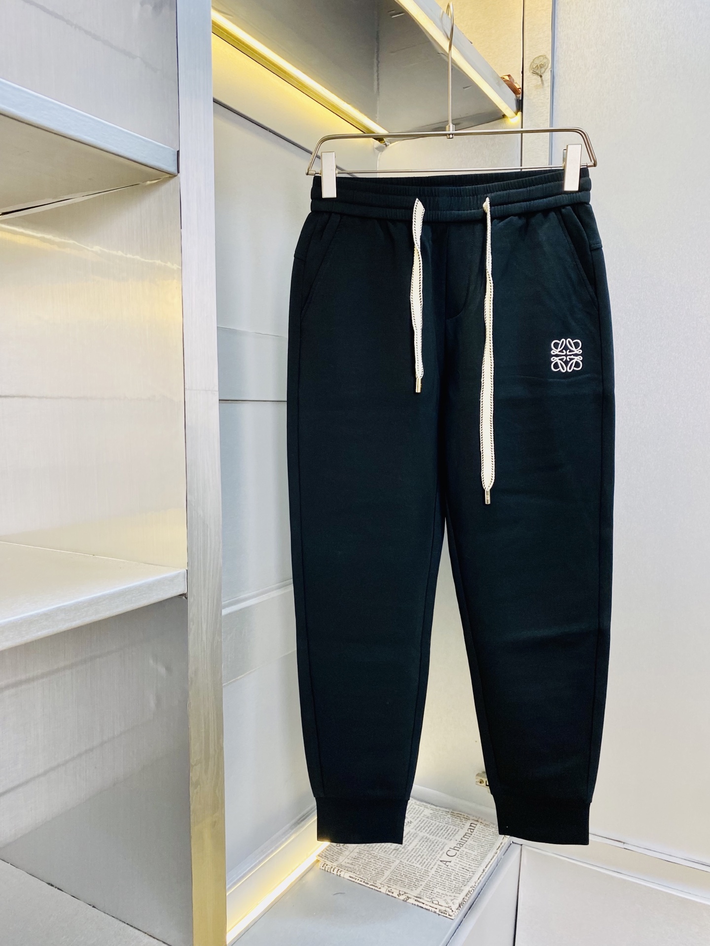 NO:842378,The original item from the official website can wear 210 pounds. Loewe's simple and fashionable casual pants, sweatpants, elastic pants, trousers, straight-leg pants are very comfortable to wear, low-key yet luxurious. They are very classy to wear, and the style and tailoring of the pants need no introduction. The upper body is exquisite and vivid. Really first-class and top-quality materials. Really top-grade casual pants and elastic pants, using Turkish cotton to produce the most famous denim fabric. The quality is outstanding, and the pants are very soft after heavy washing!  The straight-leg version is not picky, the upper body is absolutely stylish, the expert design is extremely luxurious. Size: M-3XL,,loewe,loewe,19860909官网原单货 可穿210斤罗意威Loewe 简约时尚 休闲裤卫裤松紧裤长裤直筒裤身穿着非常舒适 低调不失奢华 穿出去非常有档次,裤型款式和裁剪亦无需多言 上身精致跃然.真正一等一顶级质料 真正殿堂级的休闲裤松紧裤,选用土耳其的棉花 生产出最有名的单宁布 品质卓然,经过重水洗使得裤子很柔软！直脚的版型 不挑人 上身绝对的有型 达人设计 极度奢华.码数:M-3XL,,loewe,loewe,,Men's clothing