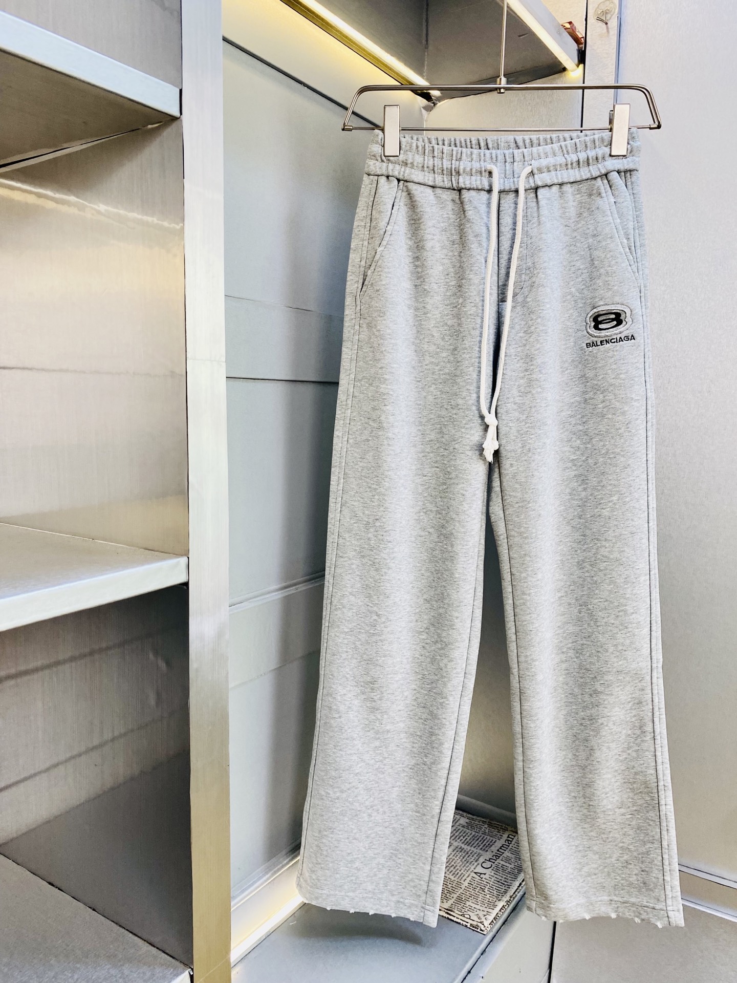 NO:842332,The original item from the official website can wear 210 pounds of Balenciaga. Simple and fashionable, casual pants, sweatpants, elastic pants, straight-leg pants, long pants, very comfortable to wear, low-key yet luxurious, very classy to wear, and the style and cut of the pants need no introduction. The upper body is exquisite and vivid. Really first-class and top-quality materials. Really top-grade casual pants and elastic pants, using Turkish cotton to produce the most famous denim fabric. The quality is outstanding, and the pants are very soft after heavy washing!  The straight-leg version is not picky, the upper body is absolutely stylish, the expert design is extremely luxurious. Size: M-3XL,,balenciaga,balenciaga,19860909官网原单货 可穿210斤巴黎世家Balenciaga 简约时尚 休闲裤卫裤松紧裤直筒裤长裤身穿着非常舒适 低调不失奢华 穿出去非常有档次,裤型款式和裁剪亦无需多言 上身精致跃然.真正一等一顶级质料 真正殿堂级的休闲裤松紧裤,选用土耳其的棉花 生产出最有名的单宁布 品质卓然,经过重水洗使得裤子很柔软！直脚的版型 不挑人 上身绝对的有型 达人设计 极度奢华.码数:M-3XL,,balenciaga,balenciaga,,Men's clothing