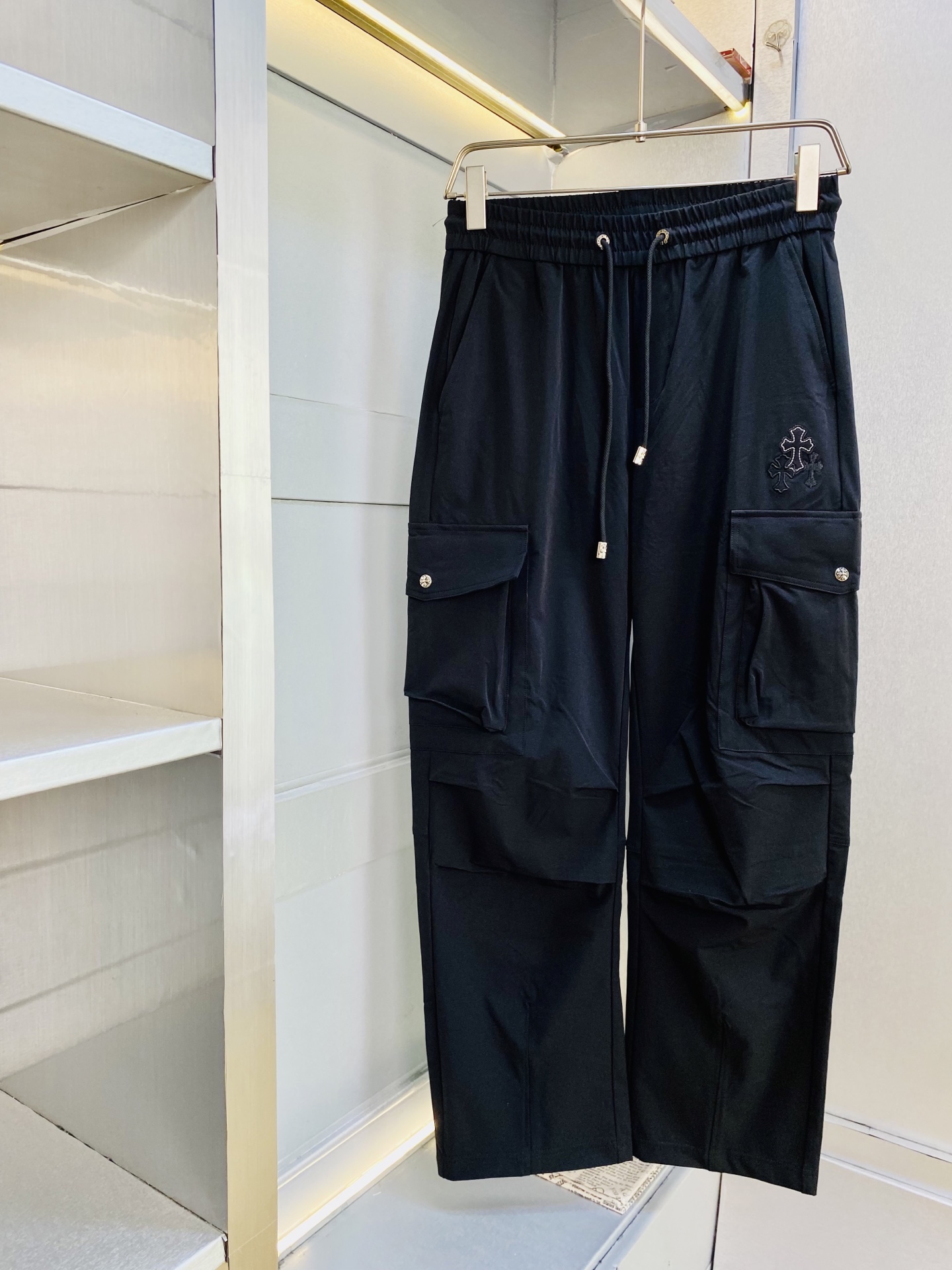 NO:842337,The original item from the official website can wear 210 pounds of Chrome Hearts. It is simple and fashionable. Casual pants, sweat pants, elastic pants, straight-leg pants, long pants, very comfortable to wear, low-key yet luxurious. It is very classy to wear, and the style and tailoring of the pants need not be said. The upper body is exquisite and vivid. Really first-class and top-quality materials. Really top-grade casual pants and elastic pants, using Turkish cotton to produce the most famous denim fabric. The quality is outstanding, and the pants are very soft after heavy washing!  The straight-leg version is not picky, the upper body is absolutely stylish, the expert design is extremely luxurious. Size: M-3XL,,chrome hearts,chrome hearts,19860909官网原单货 可穿210斤克罗心Chrome Hearts简约时尚 休闲裤卫裤松紧裤直筒裤长裤身穿着非常舒适 低调不失奢华 穿出去非常有档次,裤型款式和裁剪亦无需多言 上身精致跃然.真正一等一顶级质料 真正殿堂级的休闲裤松紧裤,选用土耳其的棉花 生产出最有名的单宁布 品质卓然,经过重水洗使得裤子很柔软！直脚的版型 不挑人 上身绝对的有型 达人设计 极度奢华.码数:M-3XL,,chrome hearts,chrome hearts,,Men's clothing