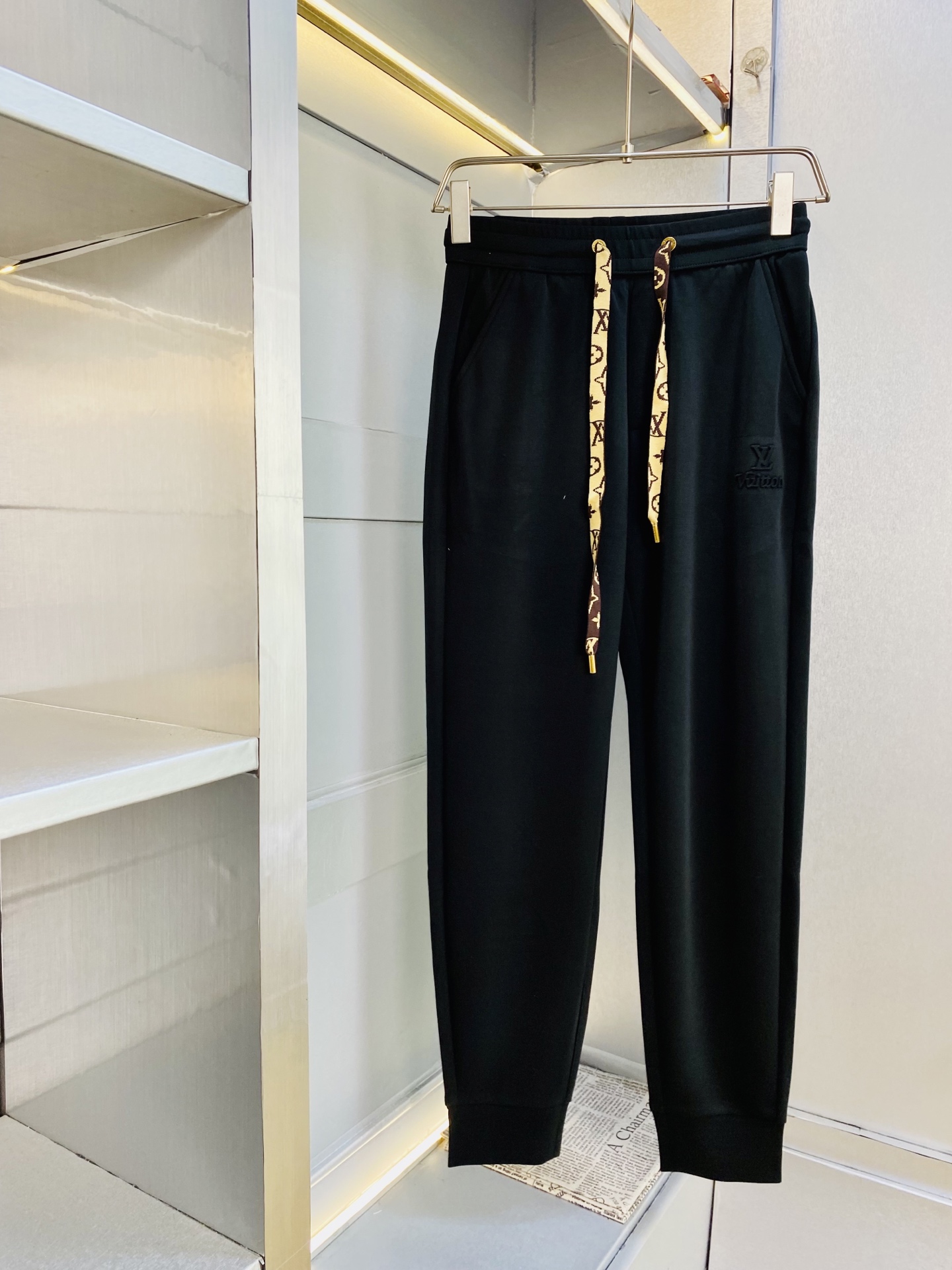NO:842344,The original item from the official website can wear 210 pounds of Louis Vuitton Lv. It is simple and fashionable. Casual pants, sweat pants, elastic pants, straight-leg pants, long pants, very comfortable to wear, low-key yet luxurious. It is very classy to wear, and the style and tailoring of the pants need no introduction. The upper body is exquisite and vivid. Really first-class top quality materials. Really top-grade casual pants and elastic pants, using Turkish cotton to produce the most famous denim fabric. The quality is outstanding, and the pants are very soft after heavy washing!  The straight-leg version is not picky and the upper body is absolutely stylish. The expert design is extremely luxurious. Size: M-3XL, Louis Vuitton, Louis Vuitton,19860909官网原单货 可穿210斤路易威登Lv 简约时尚 休闲裤卫裤松紧裤直筒裤长裤身穿着非常舒适 低调不失奢华 穿出去非常有档次,裤型款式和裁剪亦无需多言 上身精致跃然.真正一等一顶级质料 真正殿堂级的休闲裤松紧裤,选用土耳其的棉花 生产出最有名的单宁布 品质卓然,经过重水洗使得裤子很柔软！直脚的版型 不挑人 上身绝对的有型 达人设计 极度奢华.码数:M-3XL,,louis vuitton,louis vuitton,,Men's clothing