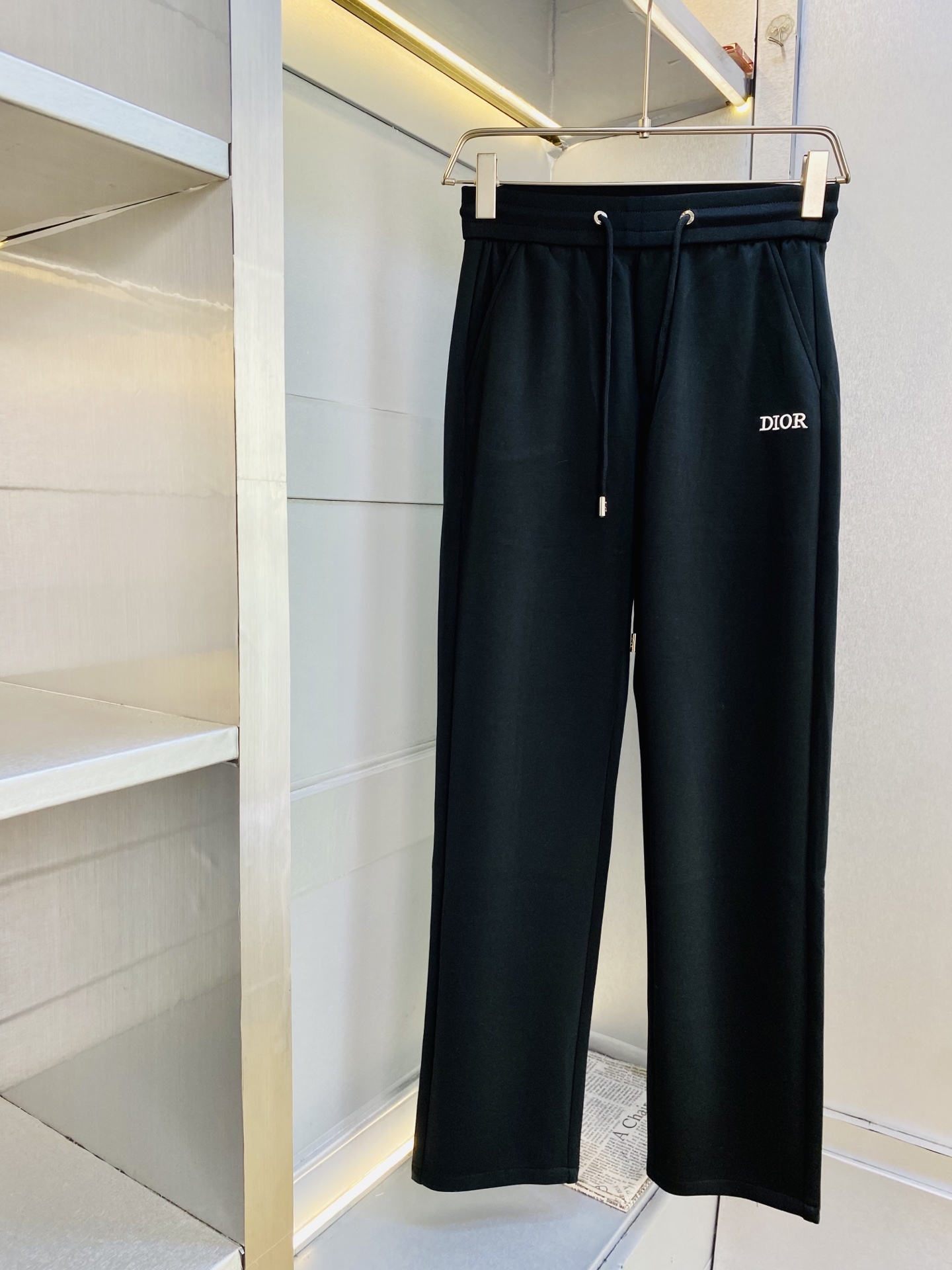 NO:842350,The original item from the official website can wear 210 pounds of Dior. It is simple and fashionable. Casual pants, sweat pants, elastic pants, straight-leg pants, long pants, very comfortable to wear, low-key yet luxurious. It is very classy to wear, and the style and tailoring of the pants need not be said. The upper body is exquisite and vivid. Really first-class top quality materials. Really top-grade casual pants and elastic pants, using Turkish cotton to produce the most famous denim fabric. The quality is outstanding, and the pants are very soft after heavy washing!  The straight-leg version is not picky, the upper body is absolutely stylish, the expert design is extremely luxurious. Size: M-3XL,, dior, dior,19860909官网原单货 可穿210斤迪奥Dior 简约时尚 休闲裤卫裤松紧裤直筒裤长裤身穿着非常舒适 低调不失奢华 穿出去非常有档次,裤型款式和裁剪亦无需多言 上身精致跃然.真正一等一顶级质料 真正殿堂级的休闲裤松紧裤,选用土耳其的棉花 生产出最有名的单宁布 品质卓然,经过重水洗使得裤子很柔软！直脚的版型 不挑人 上身绝对的有型 达人设计 极度奢华.码数:M-3XL,,dior,dior,,Men's clothing