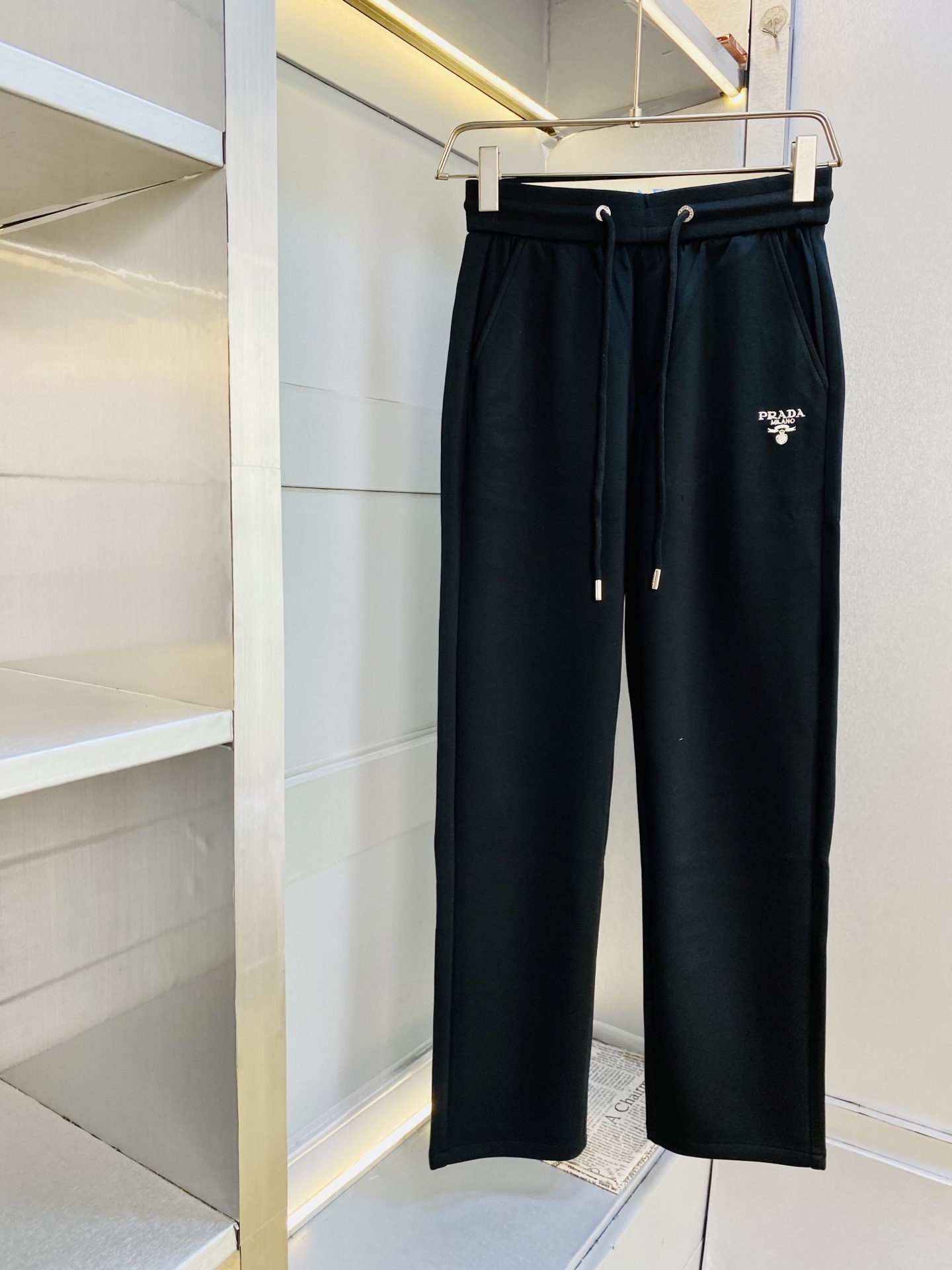 NO:842356,Original item from the official website. Can wear 210 pounds of Prada. Simple and fashionable. Casual pants, sweatpants, elastic pants, straight-leg pants, long pants, very comfortable to wear, low-key yet luxurious. It is very classy to wear, and the style and cut of the pants need no introduction. The upper body is exquisite and vivid. Really first-class and top-quality materials. Really top-grade casual pants and elastic pants, using Turkish cotton to produce the most famous denim fabric. The quality is outstanding, and the pants are very soft after heavy washing!  The straight-leg version is not picky and the upper body is absolutely stylish. The expert design is extremely luxurious. Size: M-3XL,, prada, prada,19860909官网原单货 可穿210斤普拉达Prada 简约时尚 休闲裤卫裤松紧裤直筒裤长裤身穿着非常舒适 低调不失奢华 穿出去非常有档次,裤型款式和裁剪亦无需多言 上身精致跃然.真正一等一顶级质料 真正殿堂级的休闲裤松紧裤,选用土耳其的棉花 生产出最有名的单宁布 品质卓然,经过重水洗使得裤子很柔软！直脚的版型 不挑人 上身绝对的有型 达人设计 极度奢华.码数:M-3XL,,prada,prada,,Men's clothing