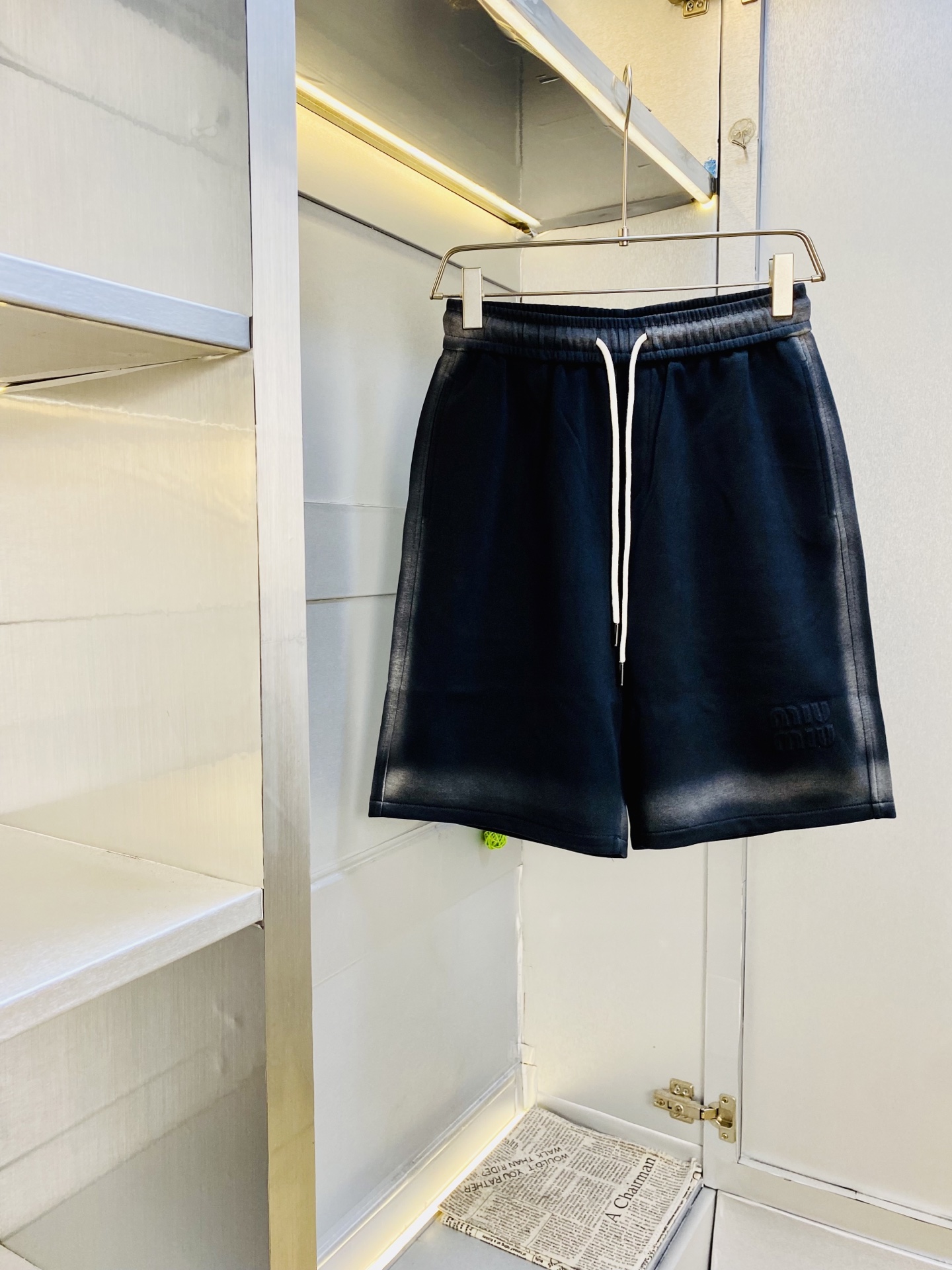 NO:842397,Original item, can wear 210 catties MiuMiu 2026 new summer shorts, available at counters simultaneously, hardware belt logo, fashionable casual pants, imported original fabrics, upper body comfortable and breathable, top-notch craft patterns, waist technology threaded surround, extremely high grade, super correct version, fashionable and stylish upper body!  A summer wardrobe essential!  Size M-3XL,,miumiu,shorts,19860909原单货 可穿210斤缪缪MiuMiu 2026 夏季新品短裤 专柜同步有售,五金带Logo,时尚休闲裤 ,进口原版面料,上身舒适透气,顶级工艺图案,腰围工艺螺纹围接,档次极高,版型超正,上身时尚有型！夏季衣橱必备单品！尺码M-3XL,,miumiu,shorts,,Men's clothing