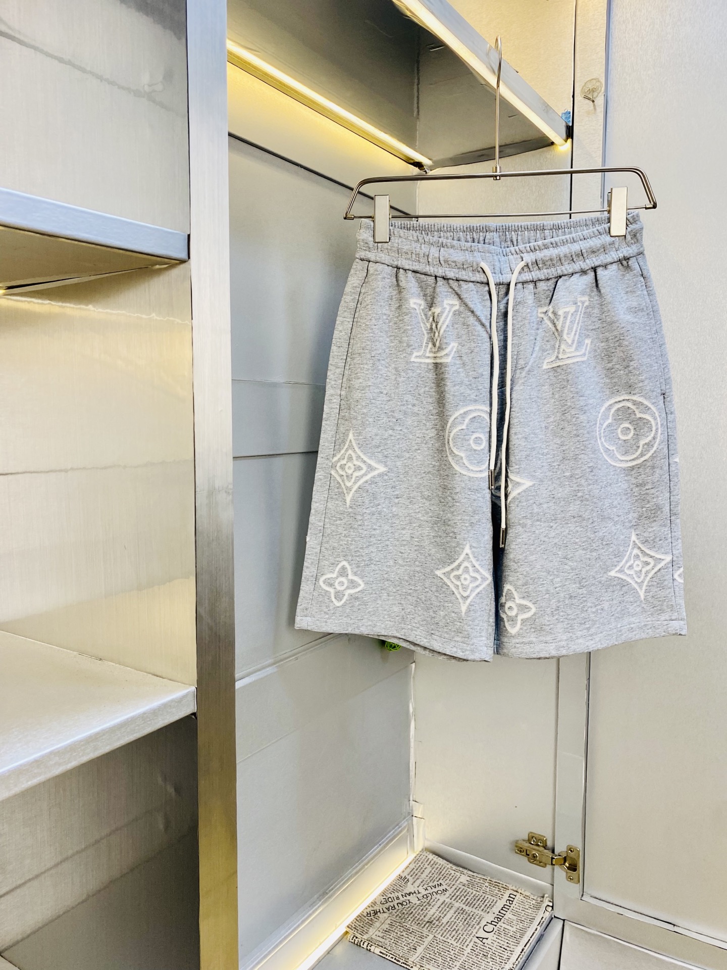NO:842393,Original item, can wear 210 pounds of Louis Vuitton Lv 2026 new summer shorts, available at the counter simultaneously, hardware belt logo, fashionable casual pants, imported original fabrics, upper body comfortable and breathable, top craftsmanship pattern, waist technology threaded surround, extremely high grade, super correct version, fashionable and stylish upper body!  A summer wardrobe essential!  Size M-3XL,,louis vuitton,louis vuitton,shorts,19860909原单货 可穿210斤路易威登Lv 2026 夏季新品短裤 专柜同步有售,五金带Logo,时尚休闲裤 ,进口原版面料,上身舒适透气,顶级工艺图案,腰围工艺螺纹围接,档次极高,版型超正,上身时尚有型！夏季衣橱必备单品！尺码M-3XL,,louis vuitton,louis vuitton,shorts,,Men's clothing