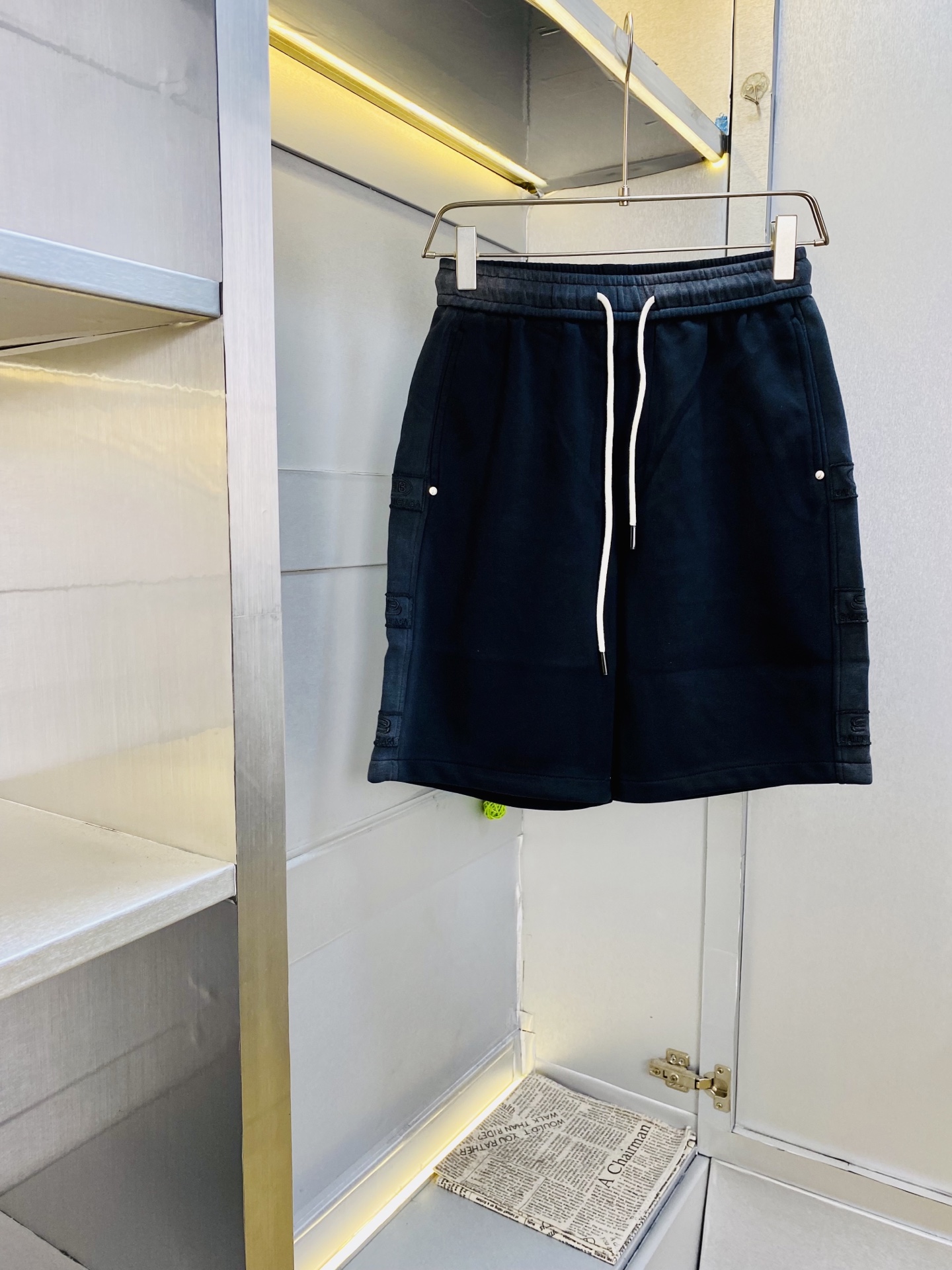 NO:842389,The original item can wear 210 pounds of Balenciaga 2026 new summer shorts, available at the counter, with hardware belt logo, fashionable casual pants, imported original fabrics, comfortable and breathable upper body, top-notch craft patterns, waist technology threaded surround, extremely high grade, super correct fit, fashionable and stylish upper body!  A summer wardrobe essential!  Size M-3XL,,balenciaga,balenciaga,shorts,19860909原单货 可穿210斤巴黎世家Balenciaga 2026 夏季新品短裤 专柜同步有售,五金带Logo,时尚休闲裤 ,进口原版面料,上身舒适透气,顶级工艺图案,腰围工艺螺纹围接,档次极高,版型超正,上身时尚有型！夏季衣橱必备单品！尺码M-3XL,,balenciaga,balenciaga,shorts,,Men's clothing