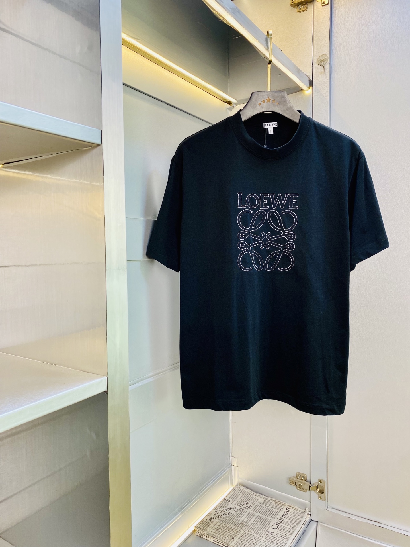 NO:842368,Wearing 210 pounds, original item!  Good news for fat people, Loewe couple's clothing, original order quality, 2026 latest style short-sleeved T-shirt, three-quarter sleeves, mid-sleeves, selected counters, customized top-grade pure cotton imported fabrics, with original wash mark!  All three standards are complete, all details are perfectly made, 1:1 replica, 100% authentic, original hardware, high-end customized accessories, original factory and original logo, the upper body effect is amazing!  The sizes at the counter are a little too large, Xs-XL (/130 pounds wears19860909穿210斤 原单货！胖子福音 情侣装罗意威Loewe 原单品质 2026最新款 短袖T恤 五分袖中袖 精选专柜订制顶级纯棉进口面料 带原版洗水唛！三标齐全 所有细节做工完美1比1复刻 还原正品百分百 原版五金 高端订制辅料 原厂原标 上身效果超赞！专柜码数偏大Xs-XL(/130斤穿Xs),,loewe,loewe,T-shirt,tees，t-shirt,,Men's clothing