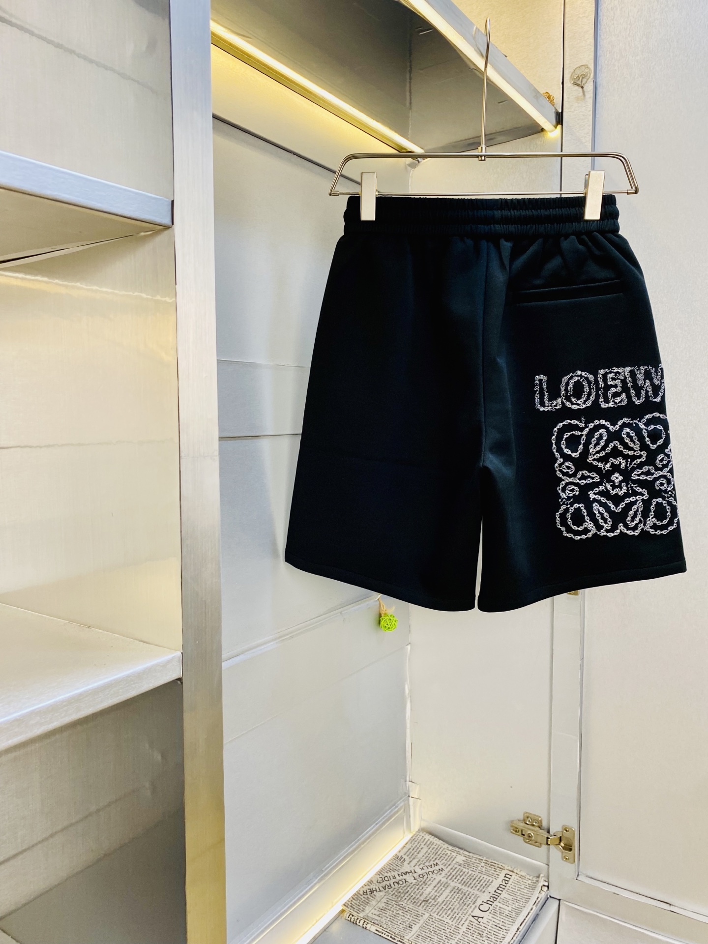 NO:842379,Original item can wear 210 pounds Loewe 2026 new summer shorts, five-quarter pants, medium pants, available at the counter, hardware belt logo, fashionable casual pants, imported original fabrics, upper body comfortable and breathable, top craftsmanship pattern, waistband threaded surround, extremely high grade, super correct version, fashionable and stylish upper body!  A summer wardrobe essential!  Size M-3XL,,loewe,loewe,shorts,19860909原单货 可穿210斤罗意威Loewe 2026 夏季新品短裤 五分裤 中裤 专柜同步有售,五金带Logo,时尚休闲裤 ,进口原版面料,上身舒适透气,顶级工艺图案,腰围工艺螺纹围接,档次极高,版型超正,上身时尚有型！夏季衣橱必备单品！尺码M-3XL,,loewe,loewe,shorts,,Men's clothing