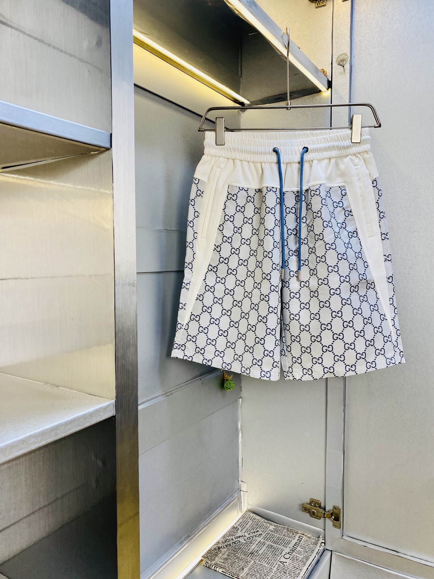 NO:842386,Original item can wear 210 pounds of Gucci 2026 new summer shorts, five-quarter pants, medium pants, available at the counter simultaneously, hardware belt logo, fashionable casual pants, imported original fabrics, upper body comfortable and breathable, top craftsmanship pattern, waistband threaded surround, extremely high grade, super correct version, fashionable and stylish upper body!  A summer wardrobe essential!  Size M-3XL,,gucci,shorts,19860909原单货 可穿210斤古奇Gucci 2026 夏季新品短裤 五分裤 中裤 专柜同步有售,五金带Logo,时尚休闲裤 ,进口原版面料,上身舒适透气,顶级工艺图案,腰围工艺螺纹围接,档次极高,版型超正,上身时尚有型！夏季衣橱必备单品！尺码M-3XL,,gucci,shorts,,Men's clothing