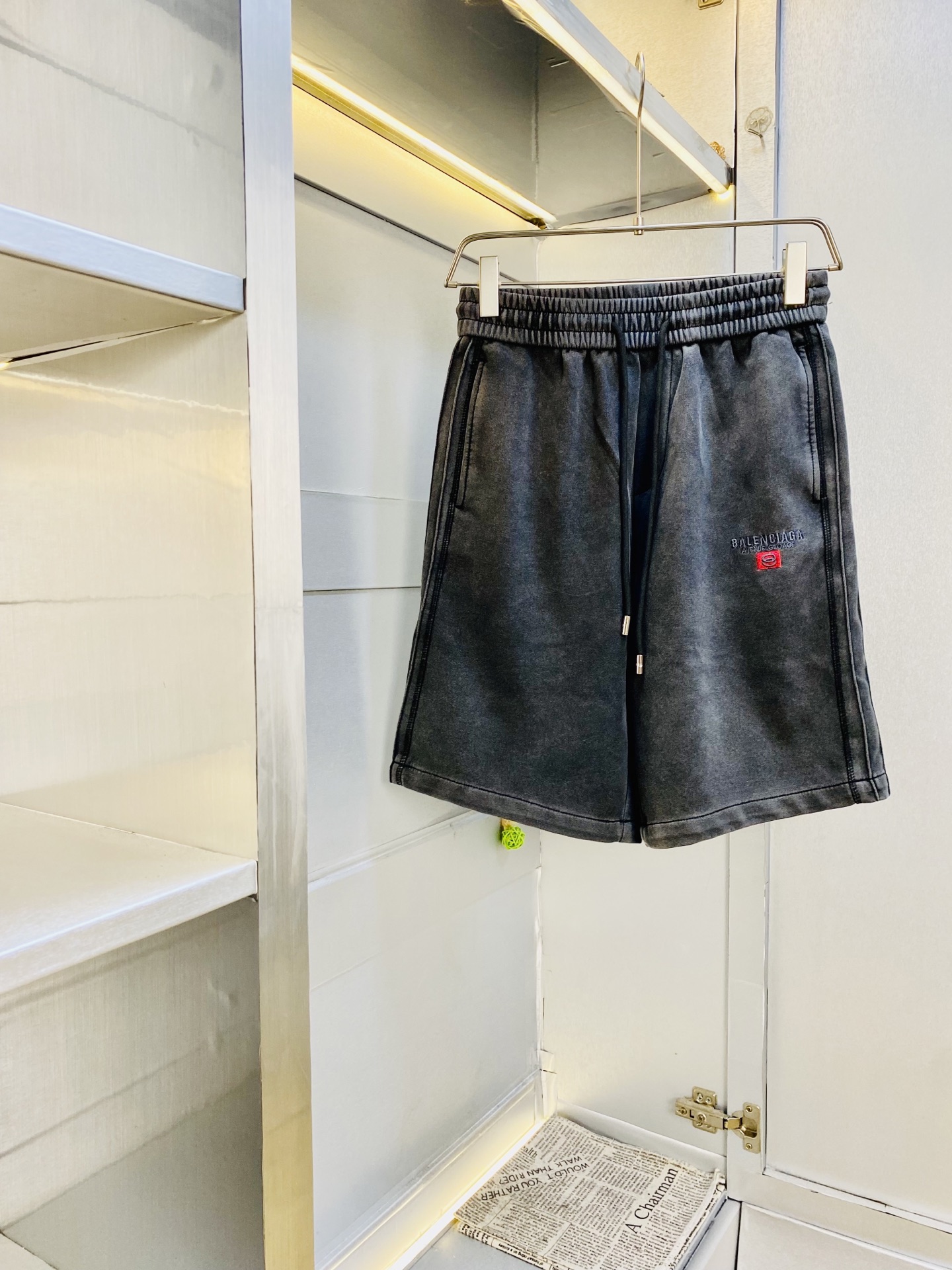 NO:842331,The original item can be worn up to 210 pounds. Balenciaga 2026 new summer shorts, five-quarter pants and medium pants are available at the counter. Hardware belt logo, fashionable casual pants, imported original fabrics, comfortable and breathable upper body, top craftsmanship pattern, waistband threaded surround, extremely high grade, super correct version, fashionable and stylish upper body!  A summer wardrobe essential!  Size M-3XL,,balenciaga,balenciaga,shorts,19860909原单货 可穿210斤巴黎世家Balenciaga 2026 夏季新品短裤 五分裤 中裤 专柜同步有售,五金带Logo,时尚休闲裤 ,进口原版面料,上身舒适透气,顶级工艺图案,腰围工艺螺纹围接,档次极高,版型超正,上身时尚有型！夏季衣橱必备单品！尺码M-3XL,,balenciaga,balenciaga,shorts,,Men's clothing