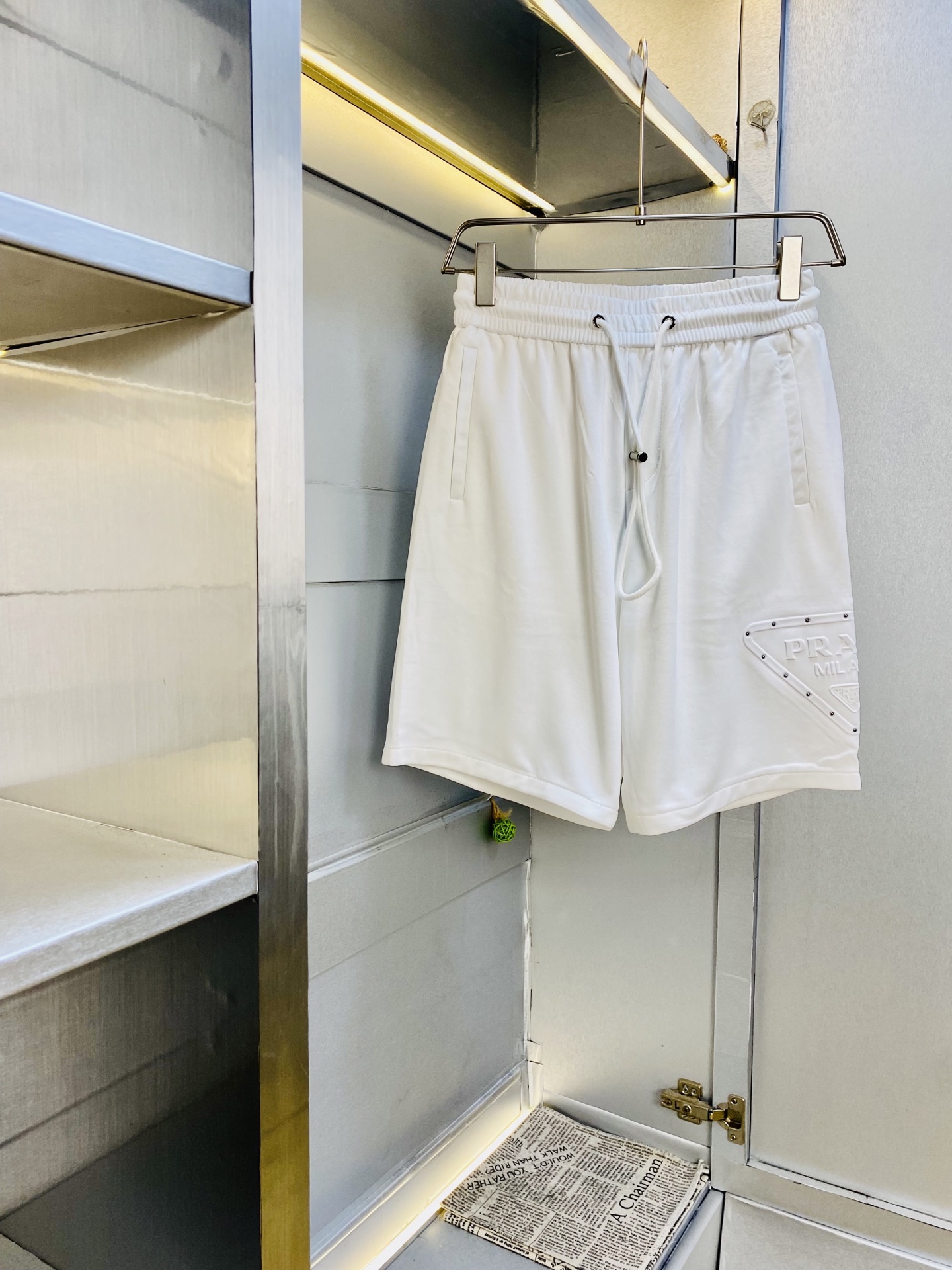 NO:842338,Original item can wear 210 pounds Prada 2026 new summer shorts, five-quarter pants, medium pants, available at counters simultaneously, hardware belt logo, fashionable casual pants, imported original fabrics, upper body comfortable and breathable, top craftsmanship pattern, waistband threaded surround, extremely high grade, super correct version, fashionable and stylish upper body!  A summer wardrobe essential!  Size M-3XL,,prada,prada,shorts,19860909原单货 可穿210斤普拉达Prada 2026 夏季新品短裤 五分裤 中裤 专柜同步有售,五金带Logo,时尚休闲裤 ,进口原版面料,上身舒适透气,顶级工艺图案,腰围工艺螺纹围接,档次极高,版型超正,上身时尚有型！夏季衣橱必备单品！尺码M-3XL,,prada,prada,shorts,,Men's clothing