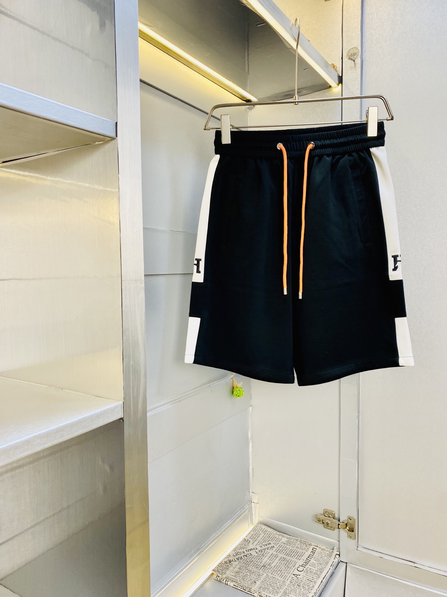 NO:842343,Original item can wear 210 pounds Hermes 2026 new summer shorts, five-quarter pants, medium pants, available at counters simultaneously, hardware belt logo, fashionable casual pants, imported original fabrics, upper body comfortable and breathable, top craftsmanship pattern, waistband threaded surround, extremely high grade, super correct version, fashionable and stylish upper body!  A summer wardrobe essential!  Size M-3XL,,hermes,hermes,shorts,19860909原单货 可穿210斤爱马仕Hermes 2026 夏季新品短裤 五分裤 中裤 专柜同步有售,五金带Logo,时尚休闲裤 ,进口原版面料,上身舒适透气,顶级工艺图案,腰围工艺螺纹围接,档次极高,版型超正,上身时尚有型！夏季衣橱必备单品！尺码M-3XL,,hermes,hermes,shorts,,Men's clothing