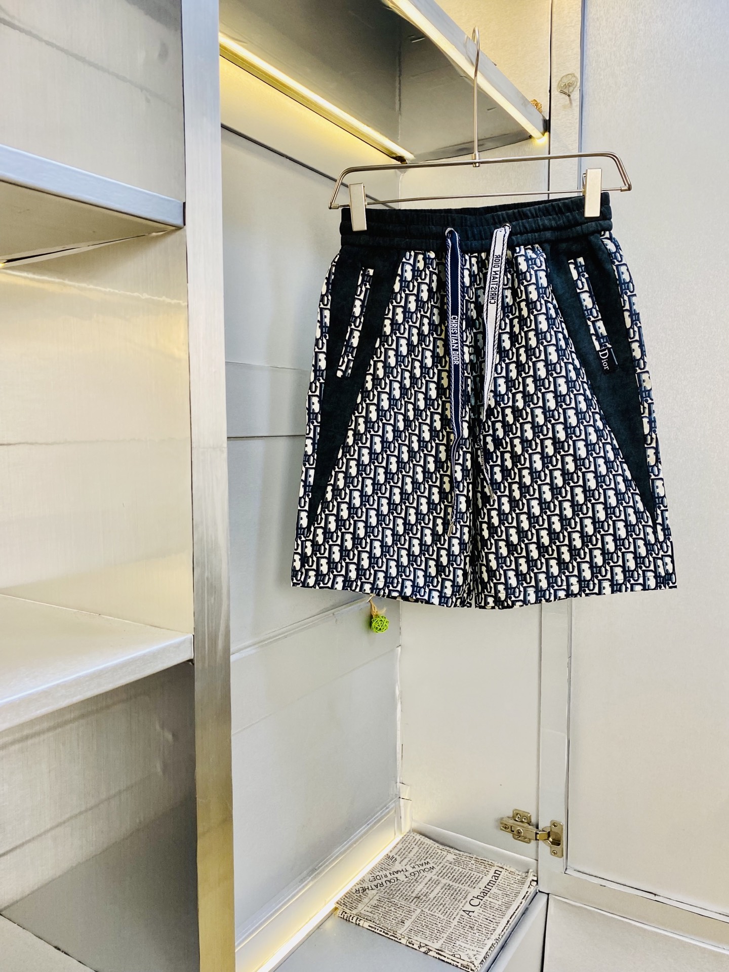 NO:842349,Original item can wear 210 pounds of Dior 2026 new summer shorts, five-quarter pants, medium pants, available at the counter simultaneously, hardware belt logo, fashionable casual pants, imported original fabrics, upper body comfortable and breathable, top craftsmanship pattern, waistband threaded surround, extremely high grade, super correct version, fashionable and stylish upper body!  A summer wardrobe essential!  Size M-3XL,,dior,dior,shorts,19860909原单货 可穿210斤迪奥Dior 2026 夏季新品短裤 五分裤 中裤 专柜同步有售,五金带Logo,时尚休闲裤 ,进口原版面料,上身舒适透气,顶级工艺图案,腰围工艺螺纹围接,档次极高,版型超正,上身时尚有型！夏季衣橱必备单品！尺码M-3XL,,dior,dior,shorts,,Men's clothing