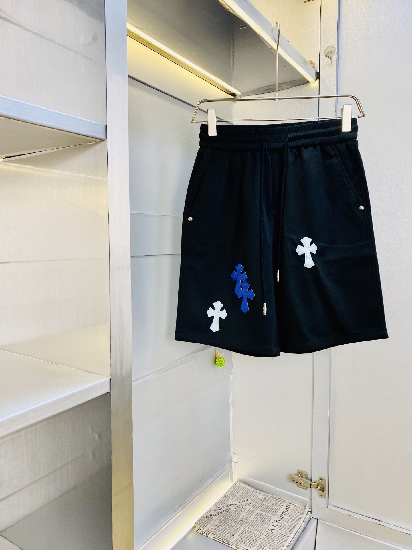 NO:842355,Original item, can wear 210 pounds Chrome Hearts 2026 new summer shorts, five-quarter pants, medium pants, available at the counter simultaneously, hardware belt logo, fashionable casual pants, imported original fabrics, upper body comfortable and breathable, top craftsmanship pattern, waistband threaded surround, extremely high grade, super correct version, fashionable and stylish upper body!  A summer wardrobe essential!  Size M-3XL,,chrome hearts,chrome hearts,shorts,19860909原单货 可穿210斤克罗心Chrome Hearts 2026 夏季新品短裤 五分裤 中裤 专柜同步有售,五金带Logo,时尚休闲裤 ,进口原版面料,上身舒适透气,顶级工艺图案,腰围工艺螺纹围接,档次极高,版型超正,上身时尚有型！夏季衣橱必备单品！尺码M-3XL,,chrome hearts,chrome hearts,shorts,,Men's clothing