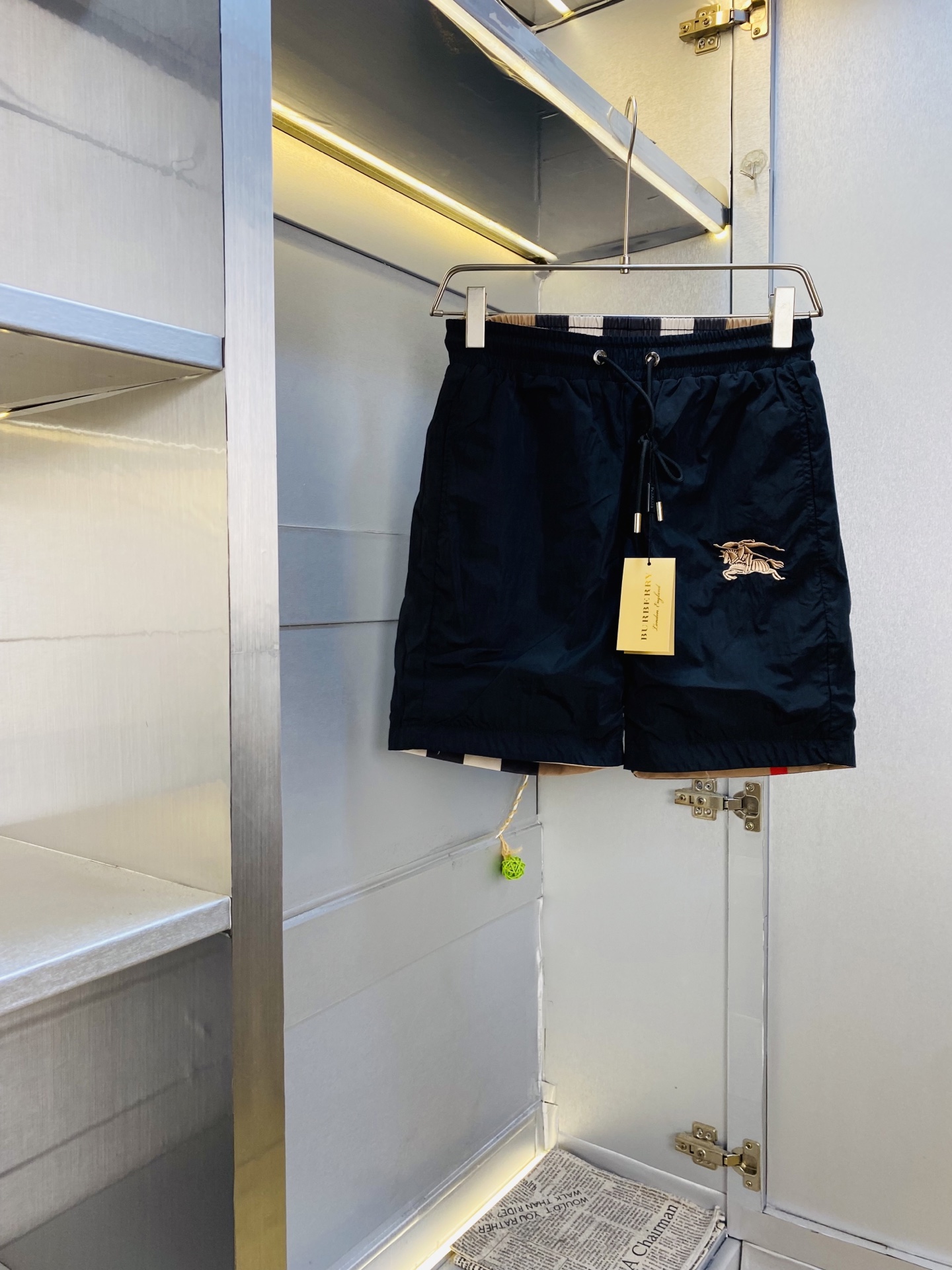 NO:839321,Reversible!  The original item can wear 200 pounds of Burberry 2026 summer new quick-drying shorts, five-quarter pants, medium pants, available at the counter, hardware belt logo, fashionable casual pants, imported original fabrics, comfortable and breathable upper body, top craftsmanship pattern, waistband threaded surround, extremely high grade, super correct version, fashionable and stylish upper body!  A summer wardrobe essential!  Size M-3XL,,burberry,burberry,shorts,19860909双面穿！ 原单货 可穿200斤巴宝莉Burberry 2026夏季新品速干短裤 五分裤 中裤 专柜同步有售,五金带Logo,时尚休闲裤 ,进口原版面料,上身舒适透气,顶级工艺图案,腰围工艺螺纹围接,档次极高,版型超正,上身时尚有型！夏季衣橱必备单品！尺码M-3XL,,burberry,burberry,shorts,,Men's clothing